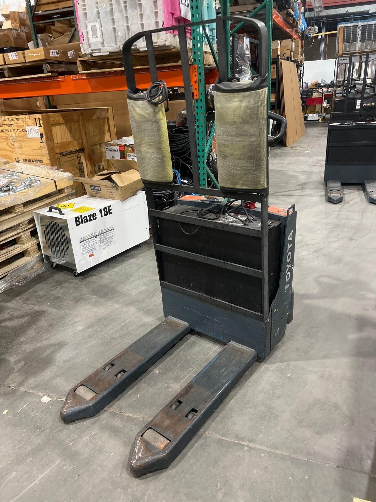 2021 TOYOTA PALLET JACK MODEL 8HBW23, ELECTRIC, 24V, MAX CAPACITY 4500LBS