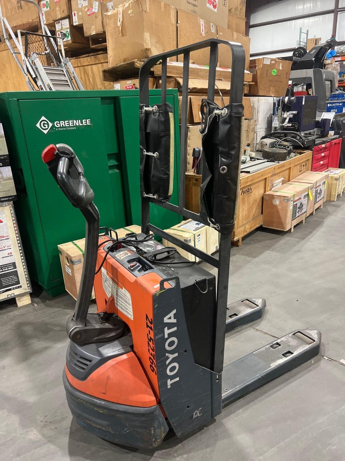 2021 TOYOTA PALLET JACK MODEL 8HBW23, ELECTRIC, 24V, MAX CAPACITY 4500LBS