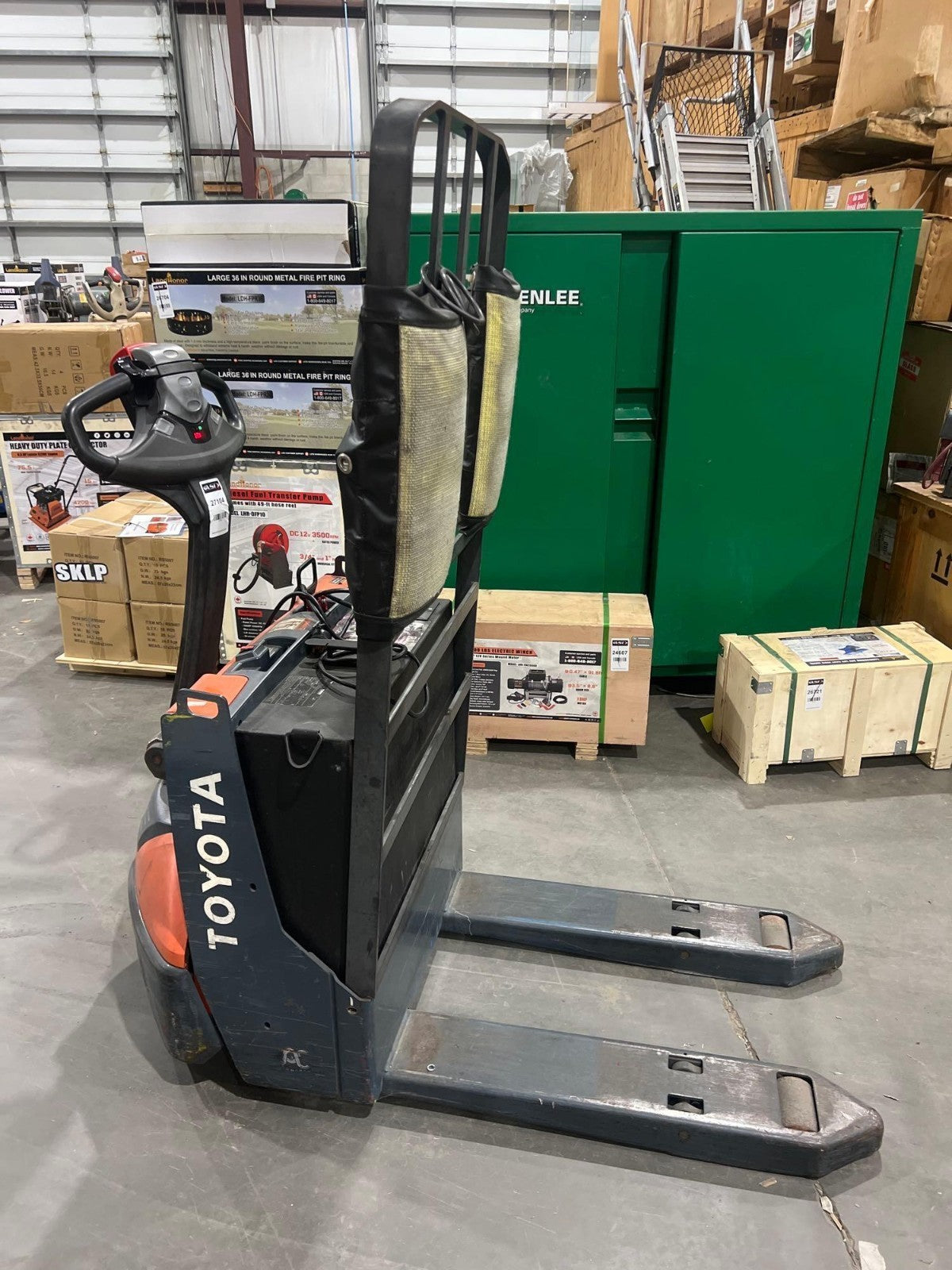 2021 TOYOTA PALLET JACK MODEL 8HBW23, ELECTRIC, 24V, MAX CAPACITY 4500LBS