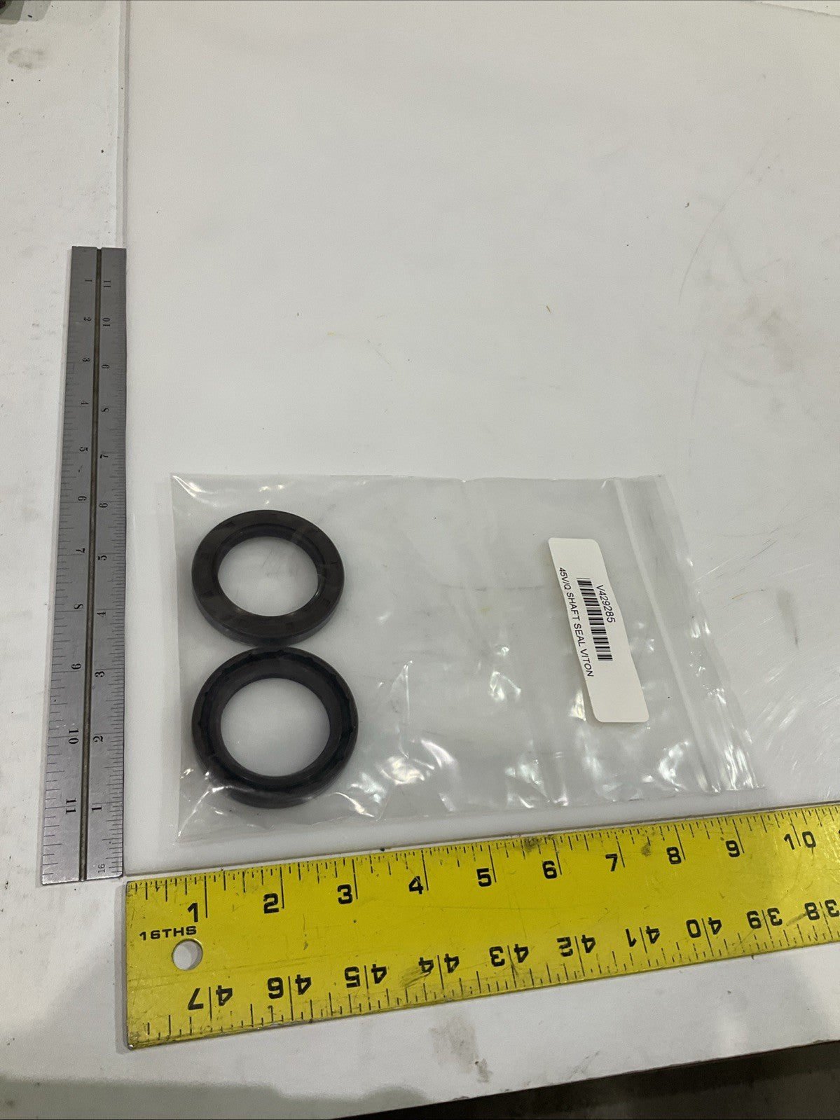 EATON-VICKERS   429285  45V/Q  SHAFT  SEAL VITON LOT OF 2  Z2M