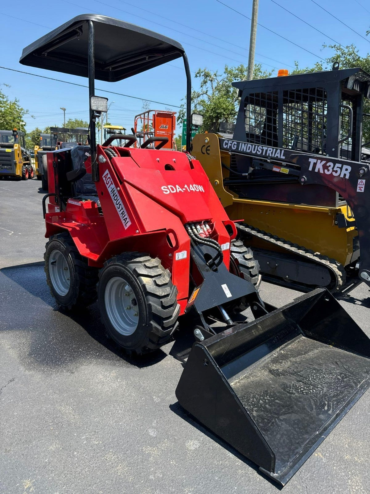 UNUSED AGT SDA-140W COMPACT TRACK WHEEL LOADER, GAS, 790KGS, BUCKET APPROX 45 IN