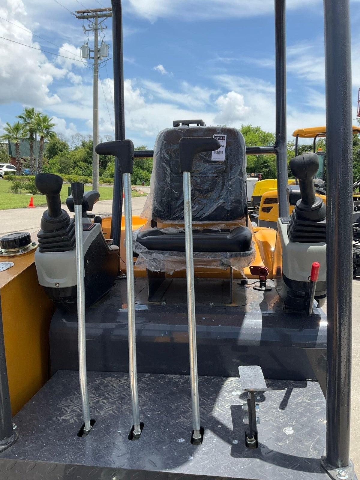 UNUSED AGT MX50R EXCAVATOR; GAS POWERED; AUXILIARY HYDRAULICS; HYDRAULIC THUMB;