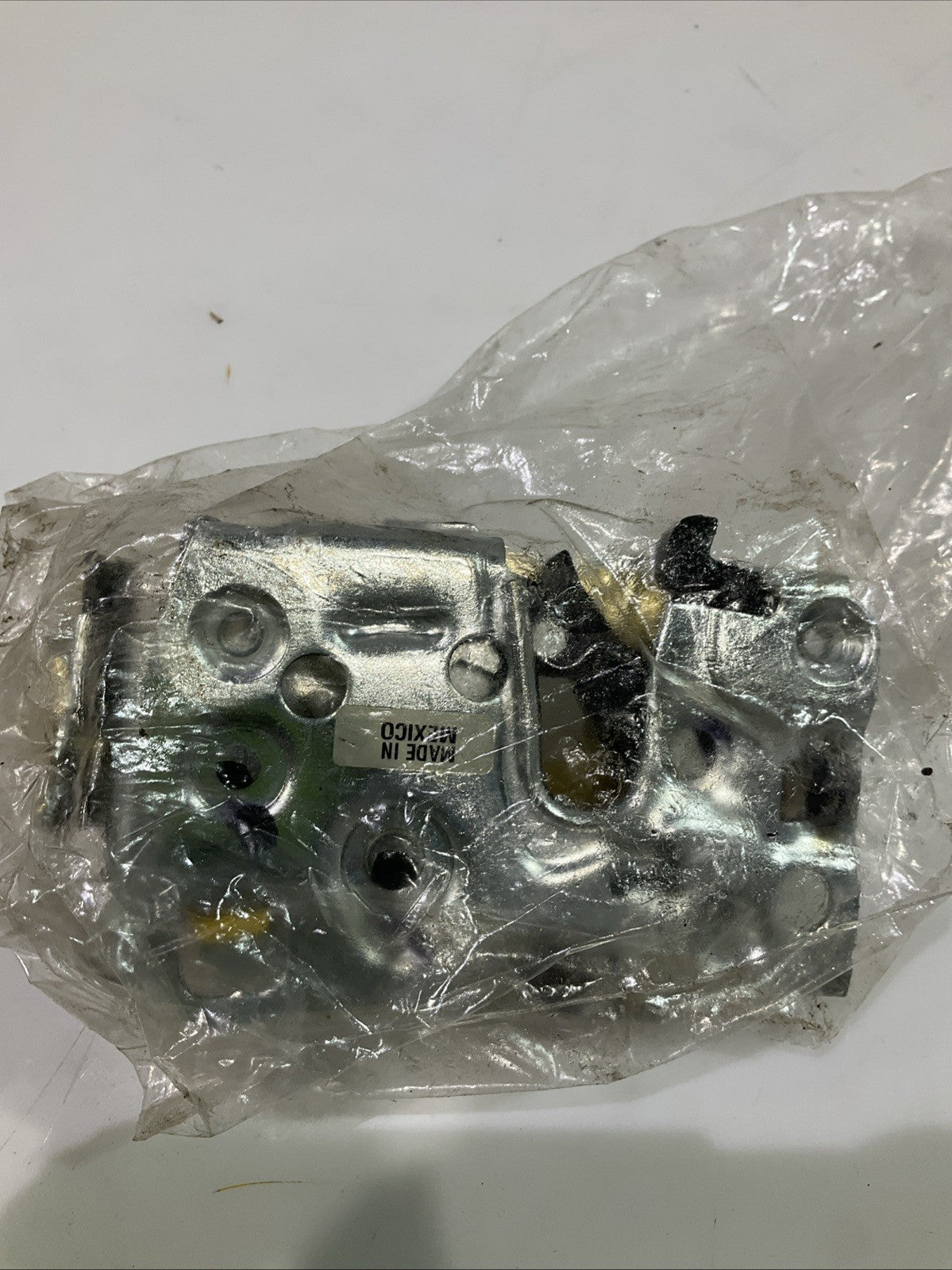 GM-GENUINE  1663-1627 FRONT LEFT SIDE DOOR LOCK  LATCH ASSEMBLY  Y2M
