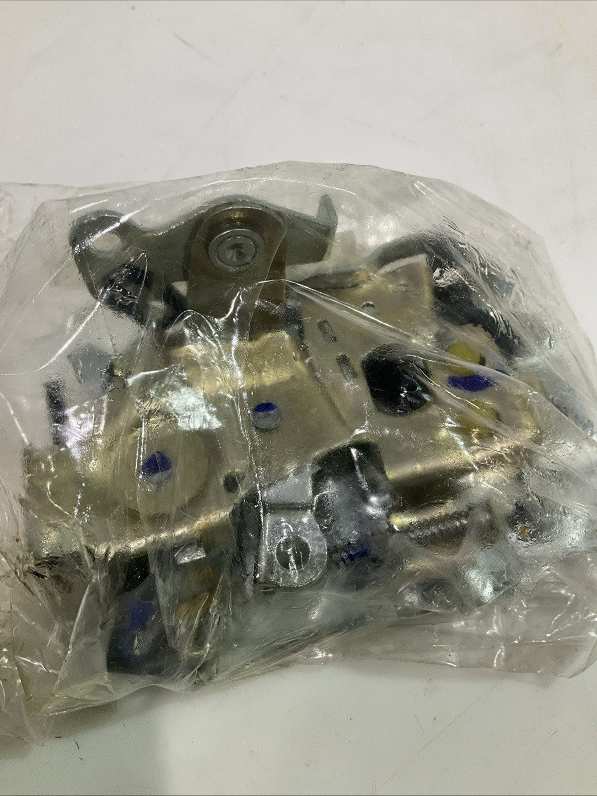 GM-GENUINE 1663-1626 FRONT RIGHT SIDE DOOR LOCK LATCH  ASSEMBLY  Y2M