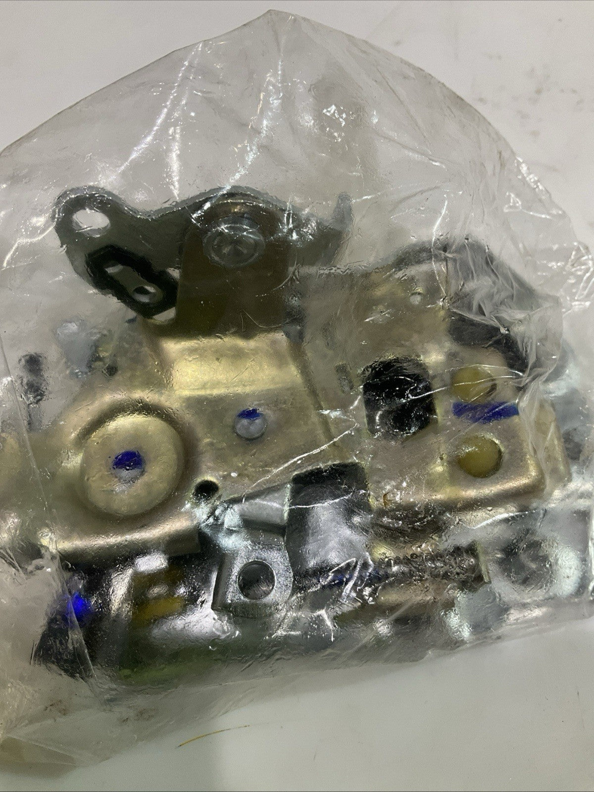 GM-GENUINE 1663-1626 FRONT RIGHT SIDE DOOR LOCK LATCH  ASSEMBLY  Y2M