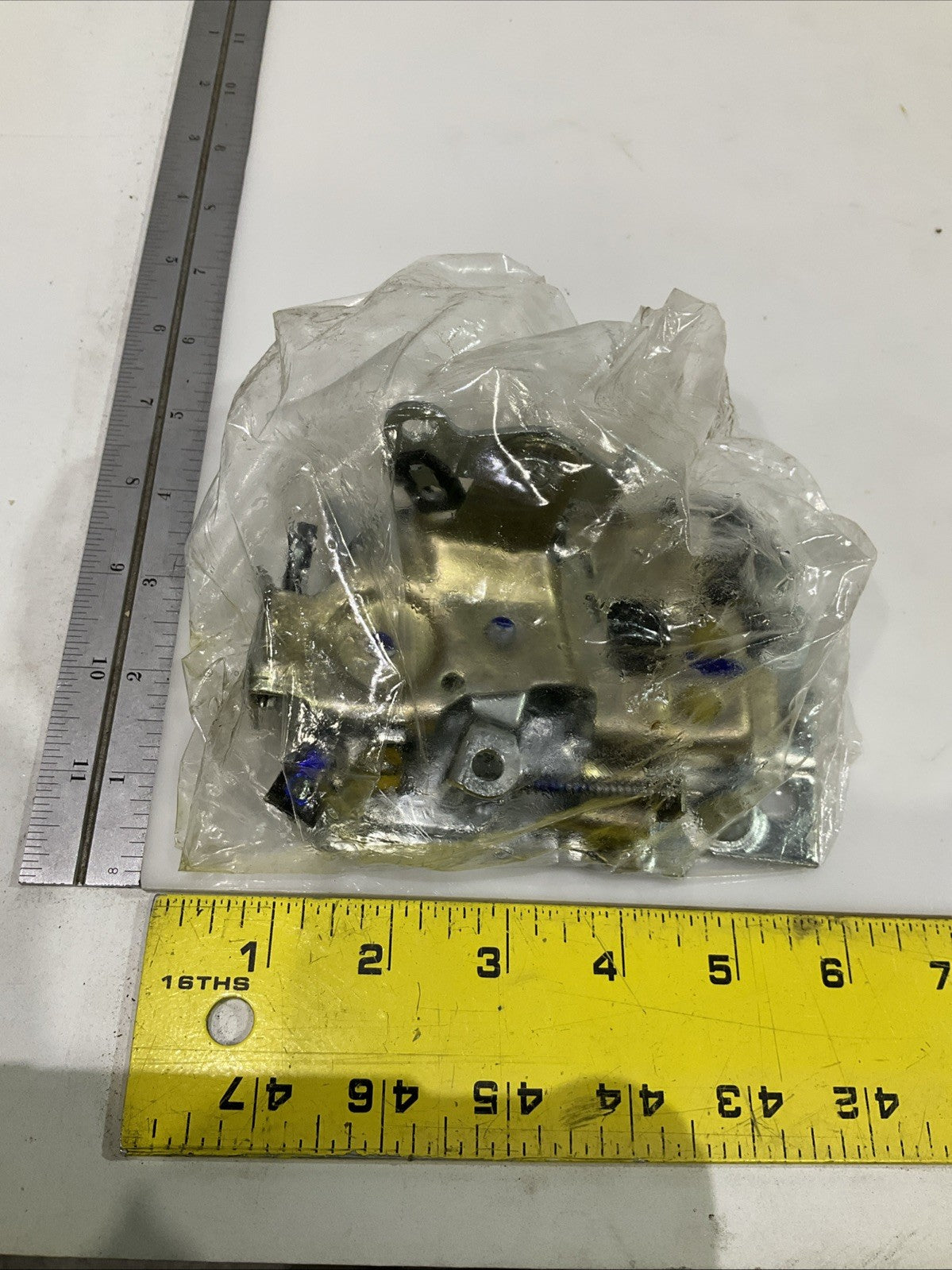 GM-GENUINE 1663-1626 FRONT RIGHT SIDE DOOR LOCK LATCH  ASSEMBLY  Y2M