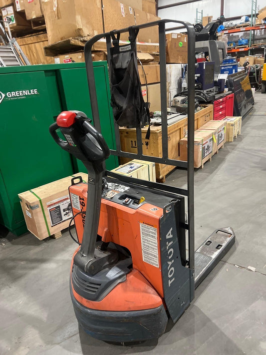 2019 TOYOTA PALLET JACK MODEL 8HBW23, ELECTRIC, 24V, MAX CAPACITY 4500LBS, RUNS