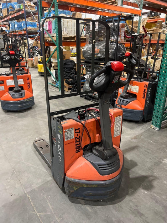 2017 TOYOTA PALLET JACK MODEL 8HBW23, ELECTRIC, 24V, MAX CAPACITY 4500LBS, LOW H
