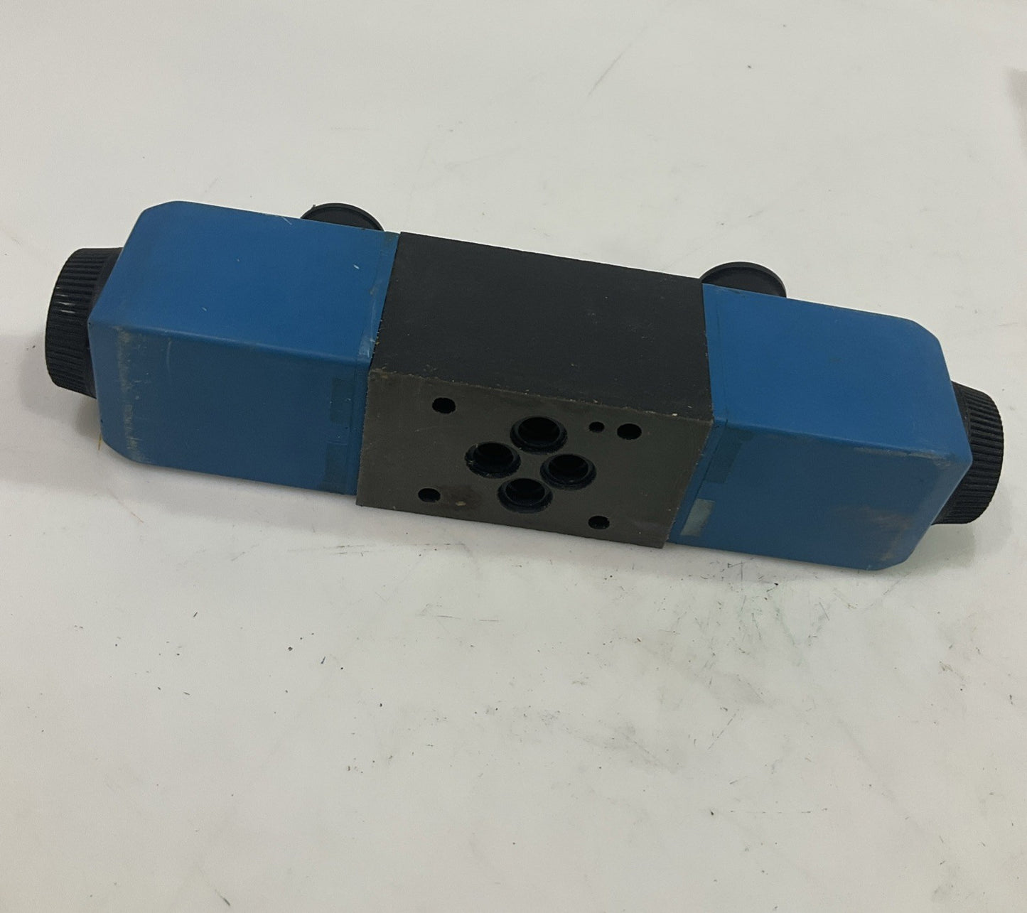 VICKERS DG4V-3-2N-M-U-DP7-60  HYDRAULIC CONTROL  VALVE  T2M