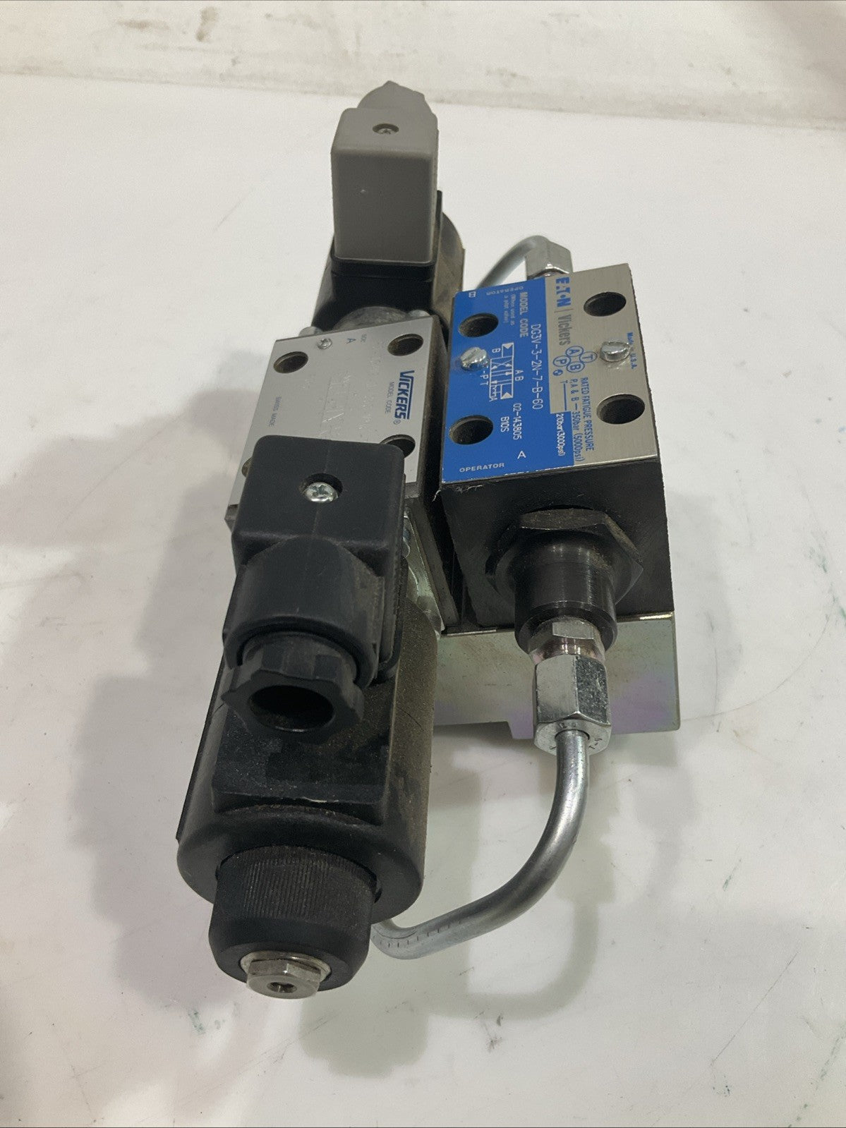 EATON-VICKERS  DG3V-3-2N-7-B-60 / F3-DG4VP-3-105C-VMU-DP-10 HYDRAULIC VALVE  T2M