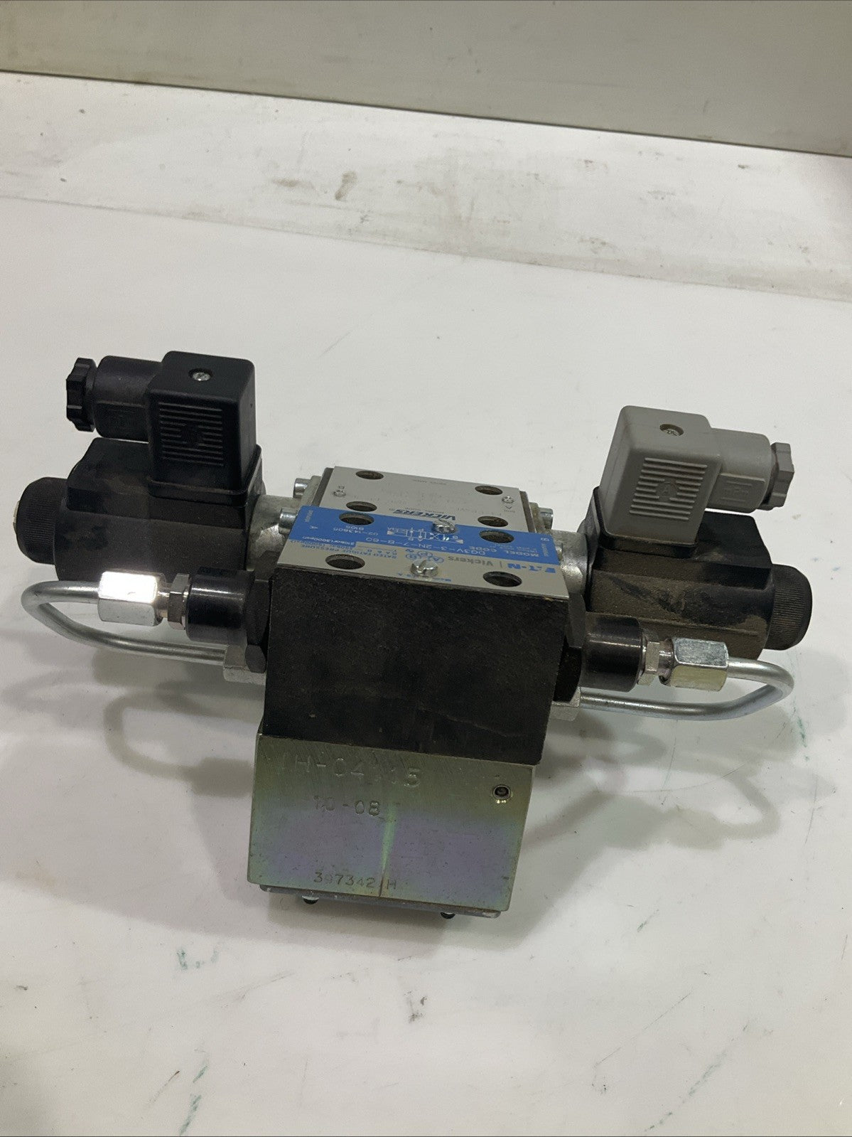 EATON-VICKERS  DG3V-3-2N-7-B-60 / F3-DG4VP-3-105C-VMU-DP-10 HYDRAULIC VALVE  T2M