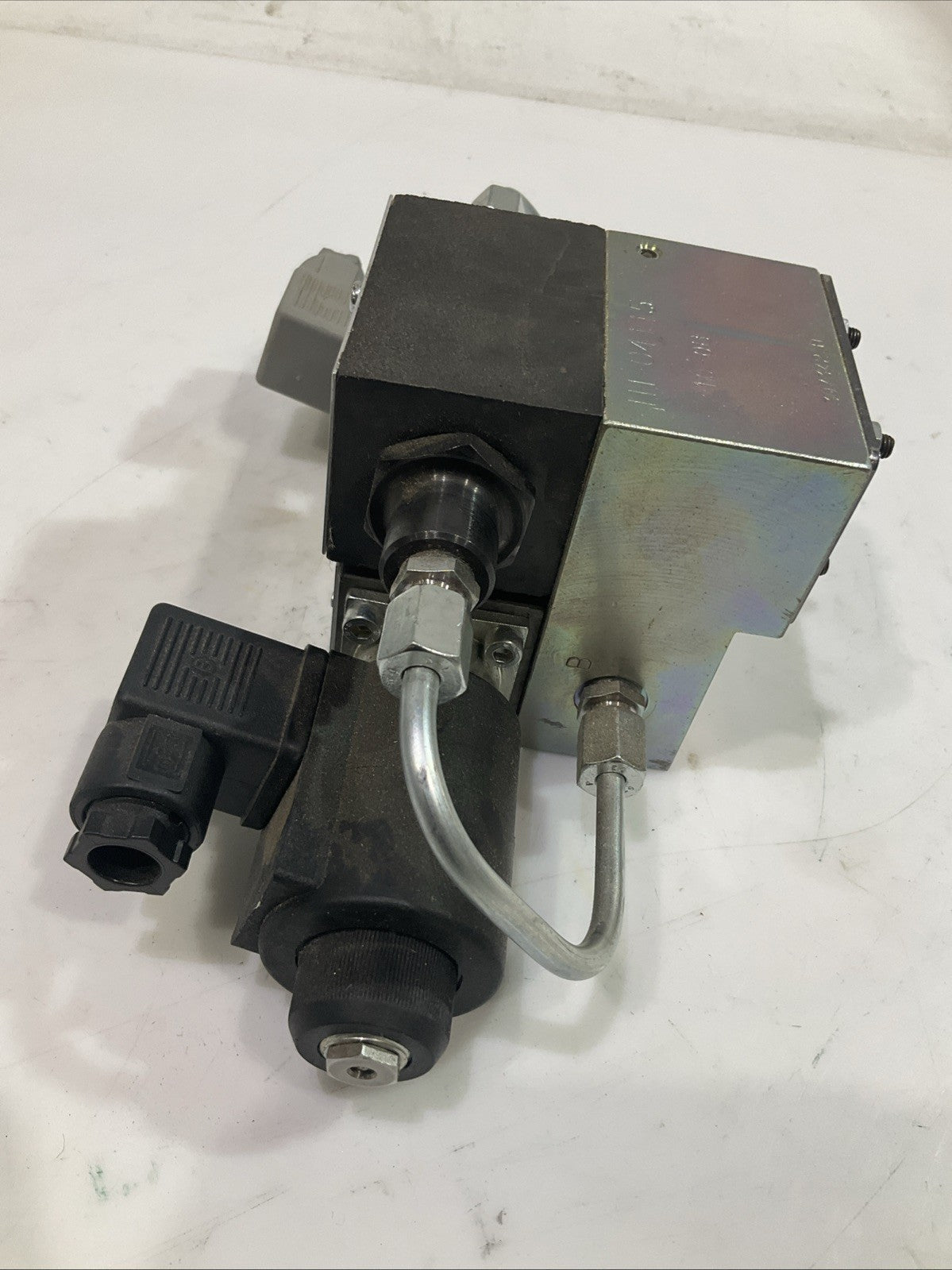 EATON-VICKERS  DG3V-3-2N-7-B-60 / F3-DG4VP-3-105C-VMU-DP-10 HYDRAULIC VALVE  T2M