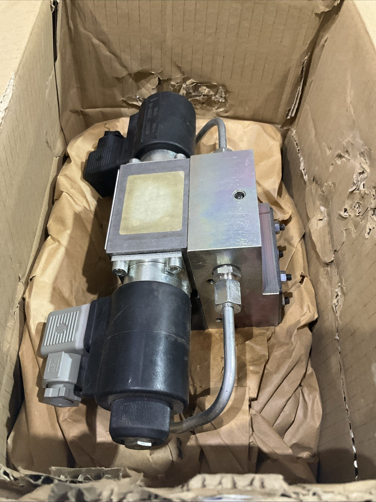 EATON-VICKERS  DG3V-3-2N-7-B-60 / F3-DG4VP-3-105C-VMU-DP-10 HYDRAULIC VALVE  T2M