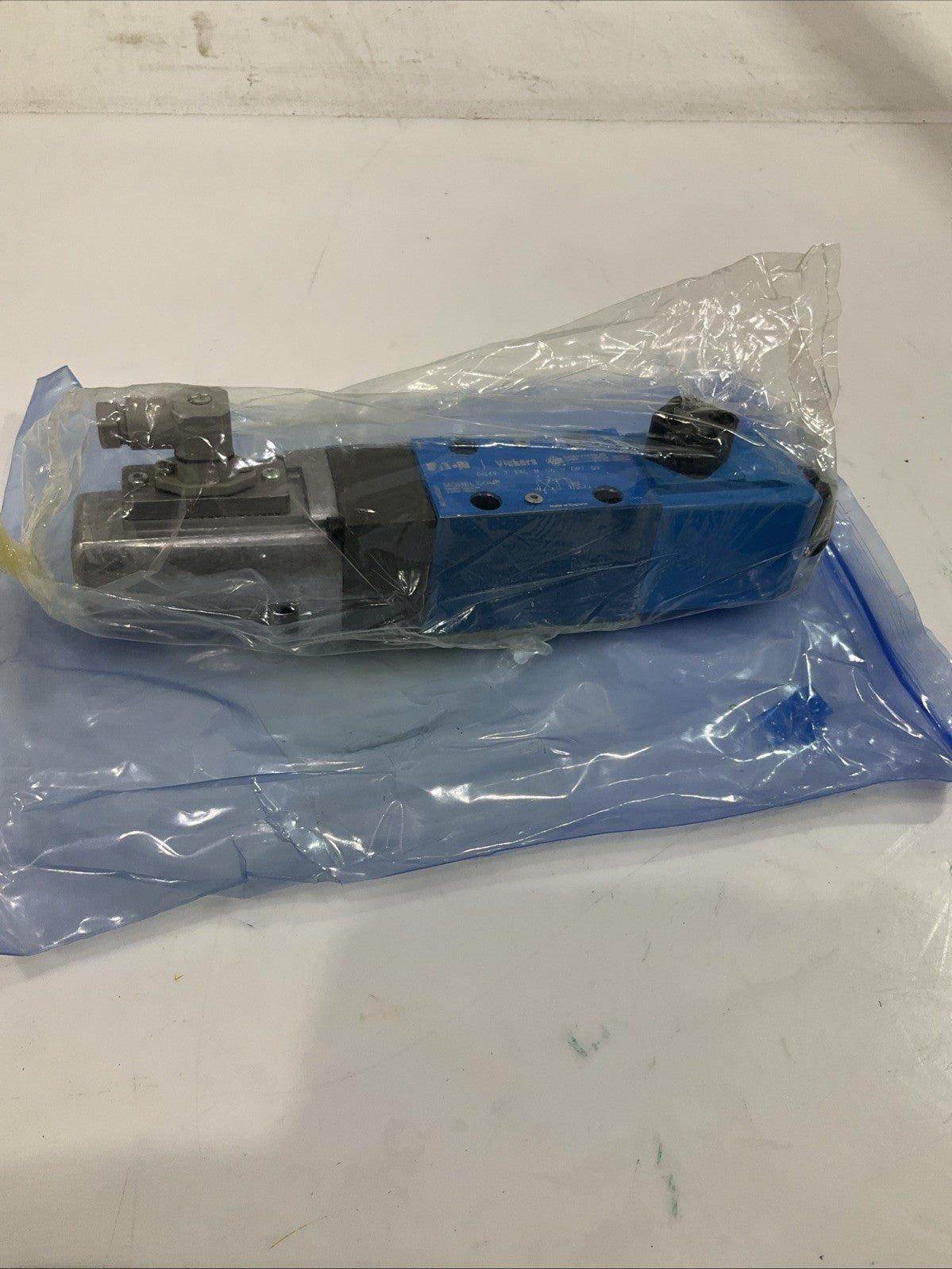 EATON-VICKER  DG4V-3-2AL-M-S6-U-DP7-60  HYDRAULIC SOLENOID  VALVE  T2M