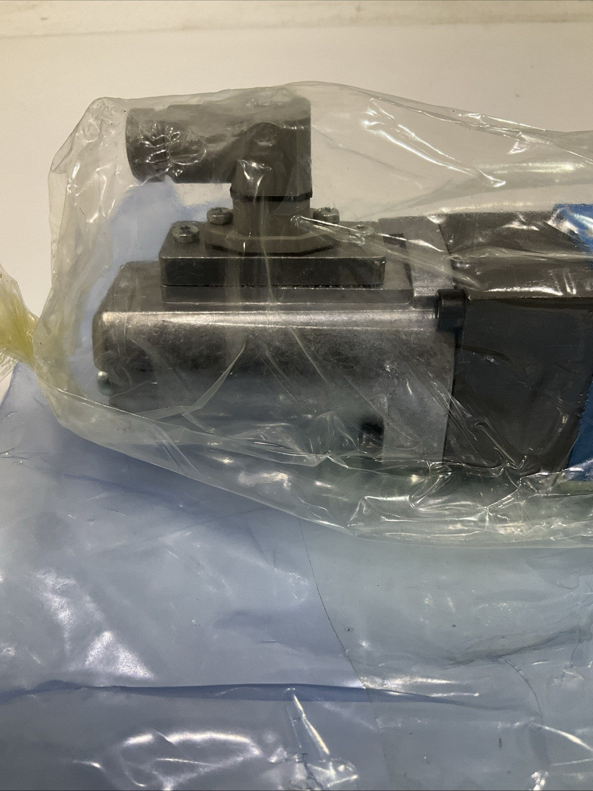 EATON-VICKER  DG4V-3-2AL-M-S6-U-DP7-60  HYDRAULIC SOLENOID  VALVE  T2M