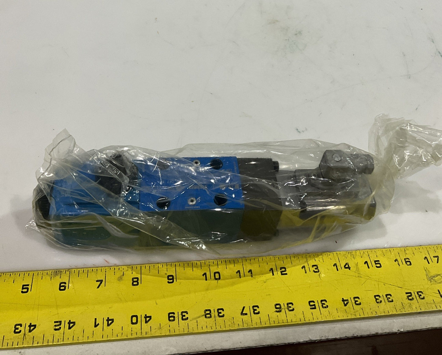 EATON-VICKER  DG4V-3-2AL-M-S6-U-DP7-60  HYDRAULIC SOLENOID  VALVE  T2M