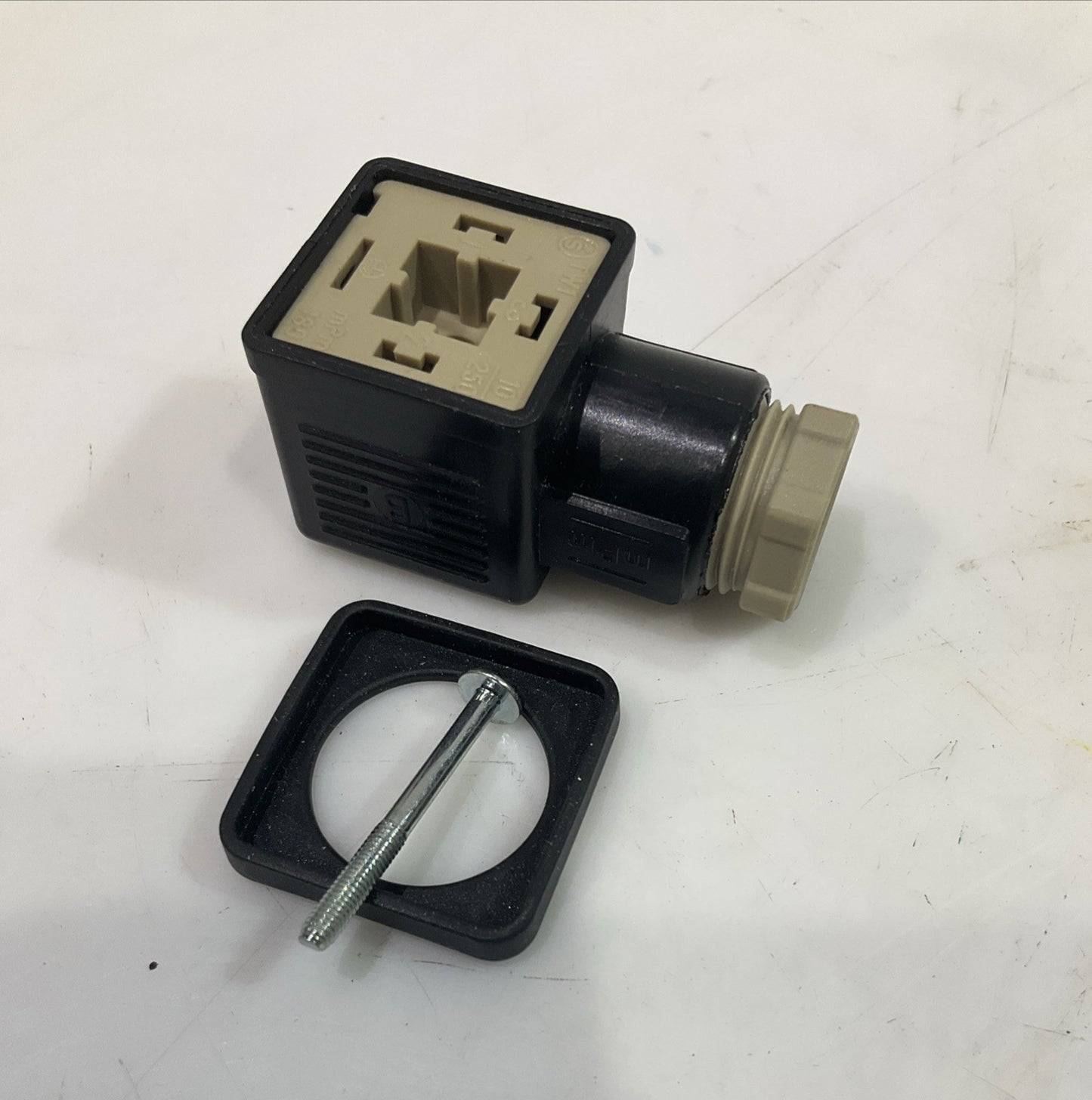 VICKERS  710775  DIN CONNECTOR  PLUG SOLENOID VALVE  LOT OF  4 T2M