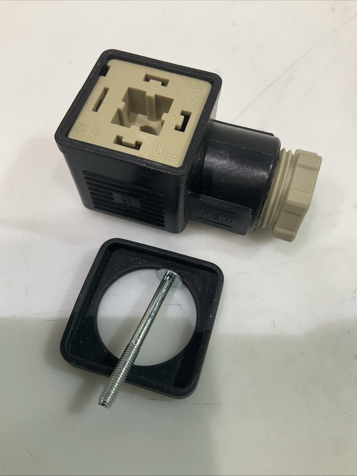 VICKERS  710775  DIN CONNECTOR  PLUG SOLENOID VALVE  LOT OF  4 T2M