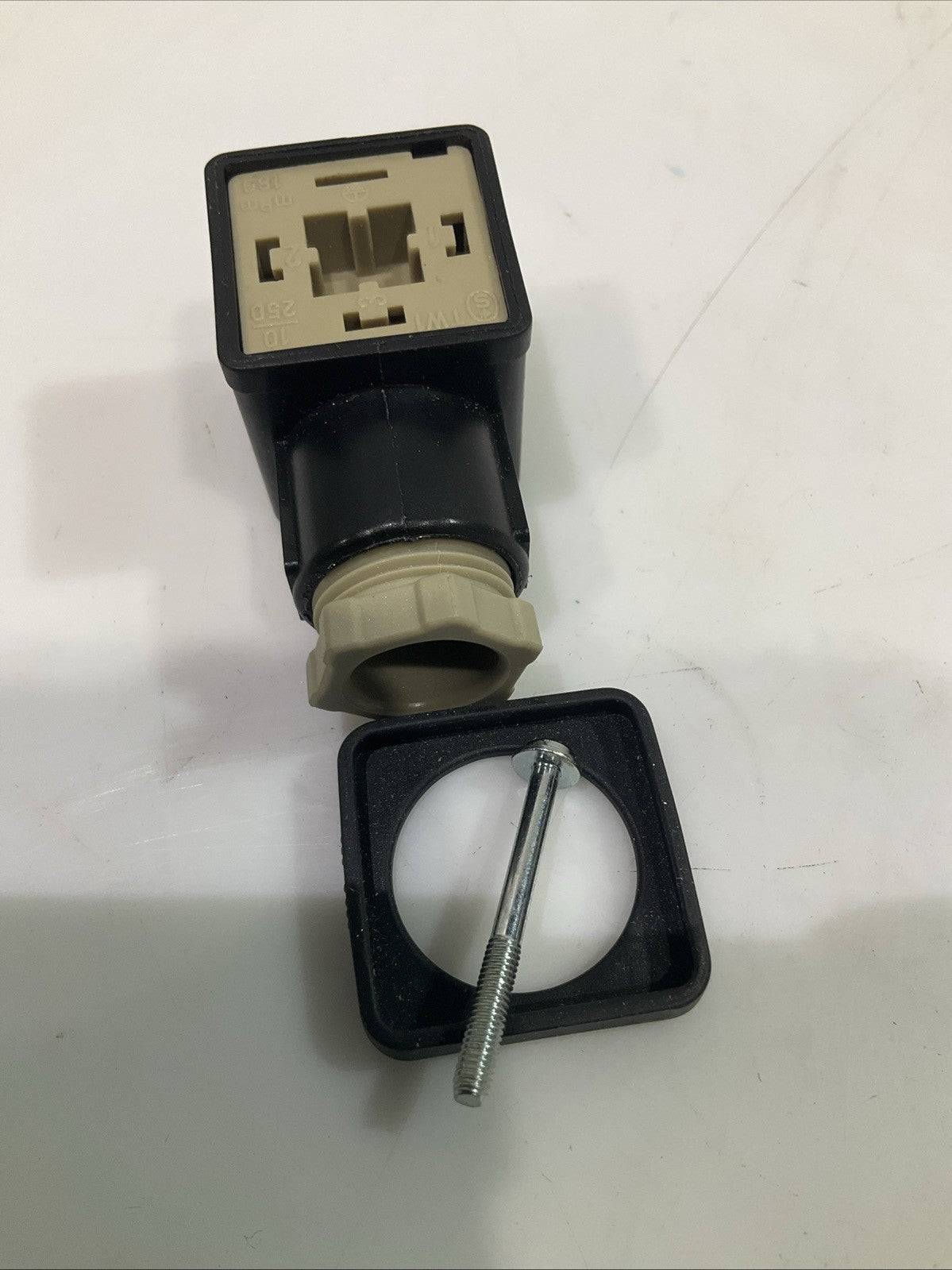 VICKERS  710775  DIN CONNECTOR  PLUG SOLENOID VALVE  LOT OF  4 T2M