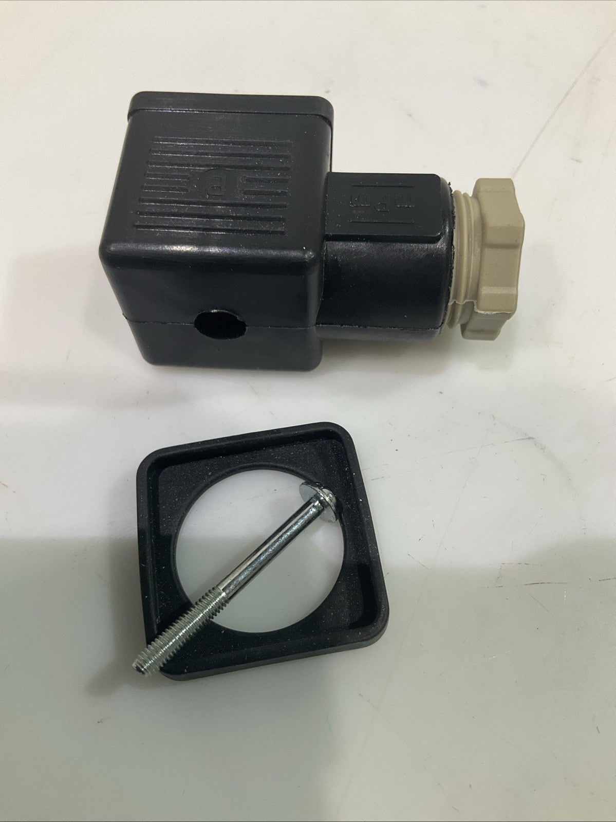 VICKERS  710775  DIN CONNECTOR  PLUG SOLENOID VALVE  LOT OF  4 T2M