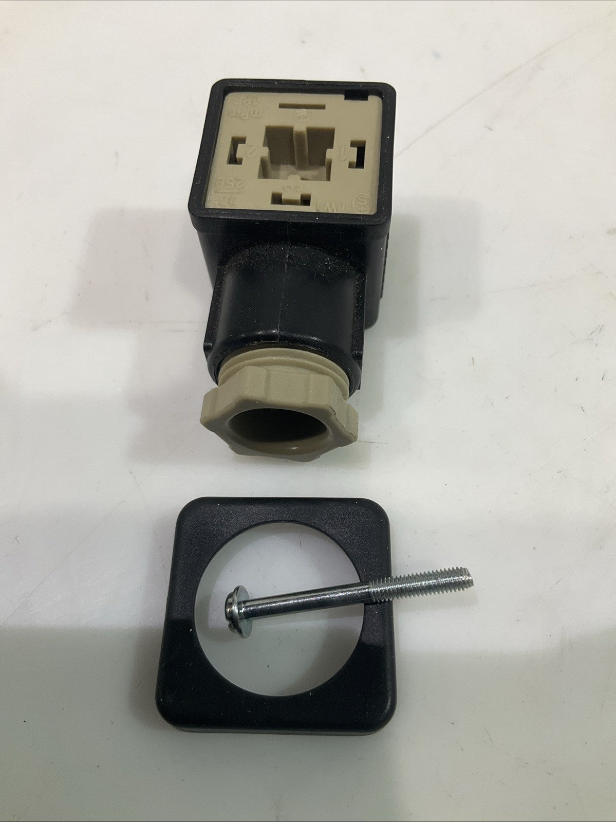 VICKERS  710775  DIN CONNECTOR  PLUG SOLENOID VALVE  LOT OF  4 T2M