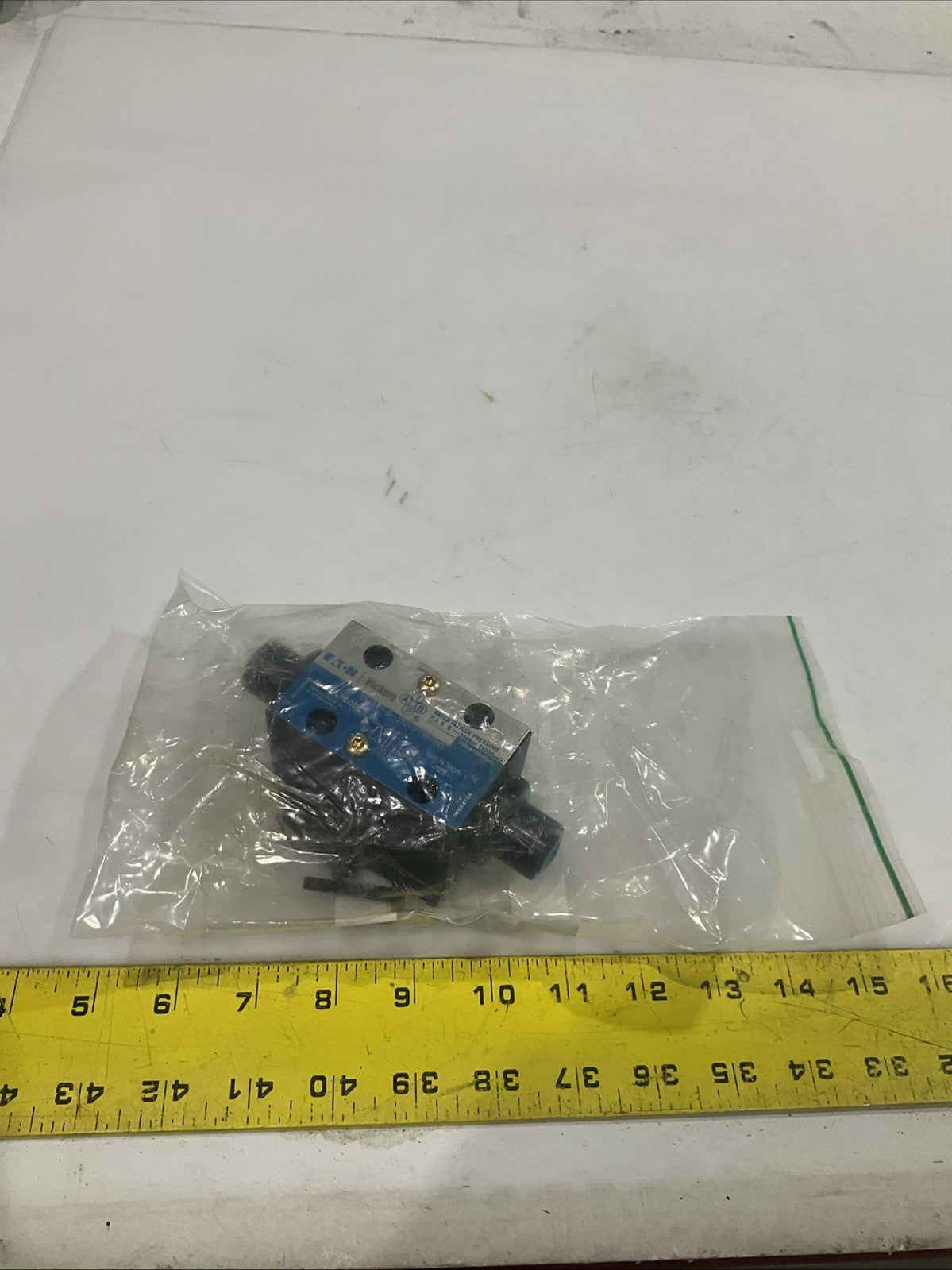 EATON-VICKERS  DG3V-3-2N-7-B-60  HYDRAULIC DIRECTIONAL CONTROL. VALVE  T2M