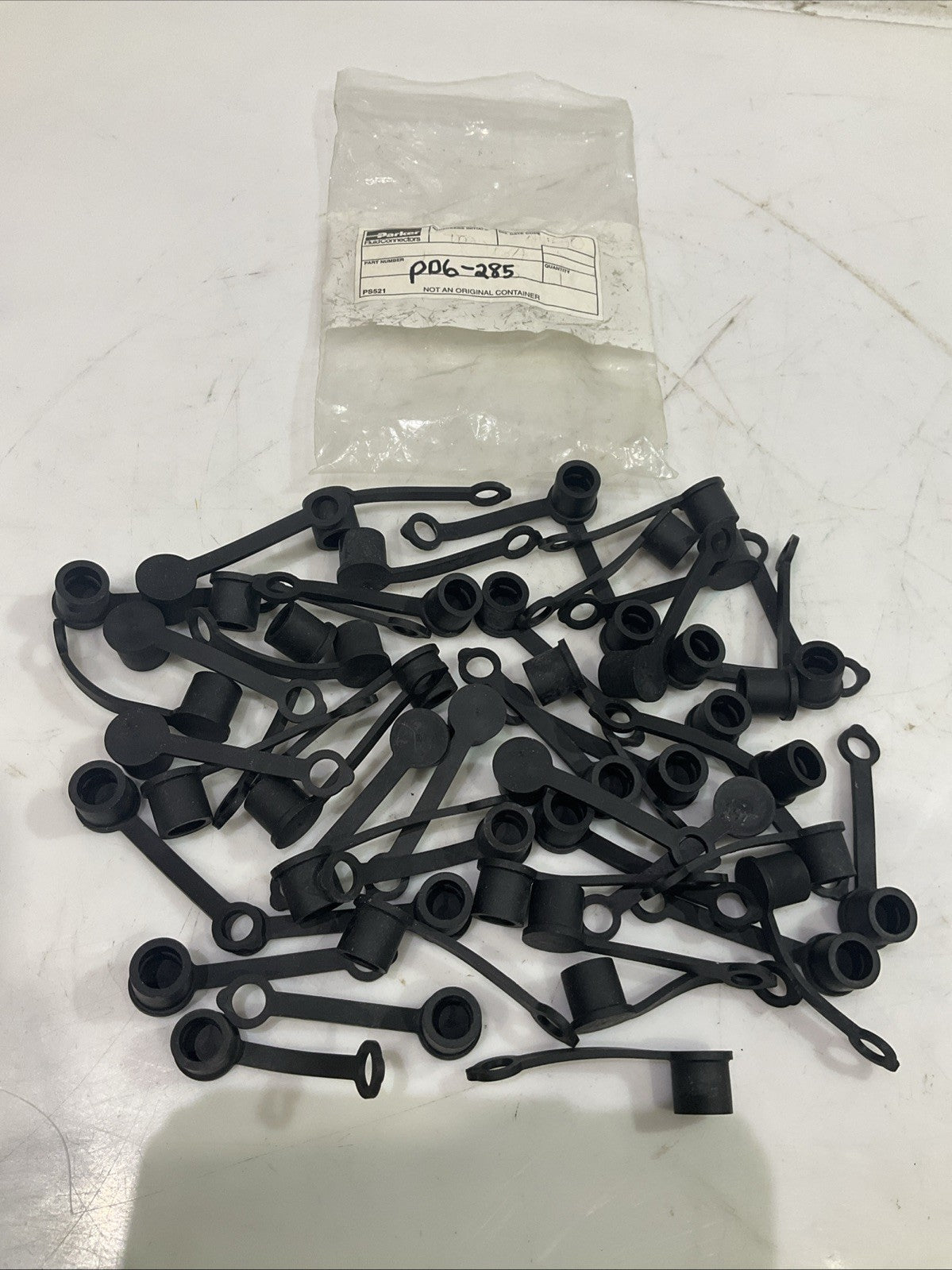 PARKER  PD6-285  QUICK  1/8 BODY  DUST CUP DIVISION  LOT OF 50   Y2M