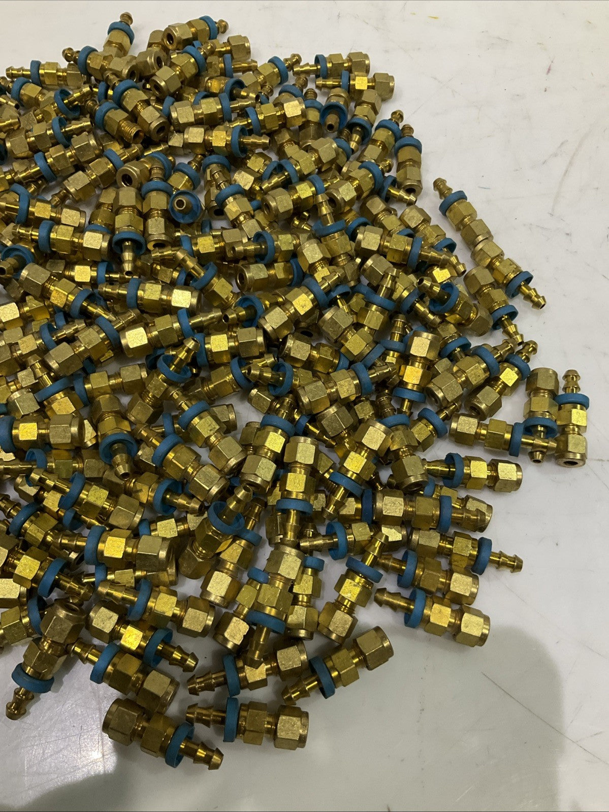 SWAGELOK B-PB6-PM4  PUSH ON HOSE FITTING LOT OF 220   R5T