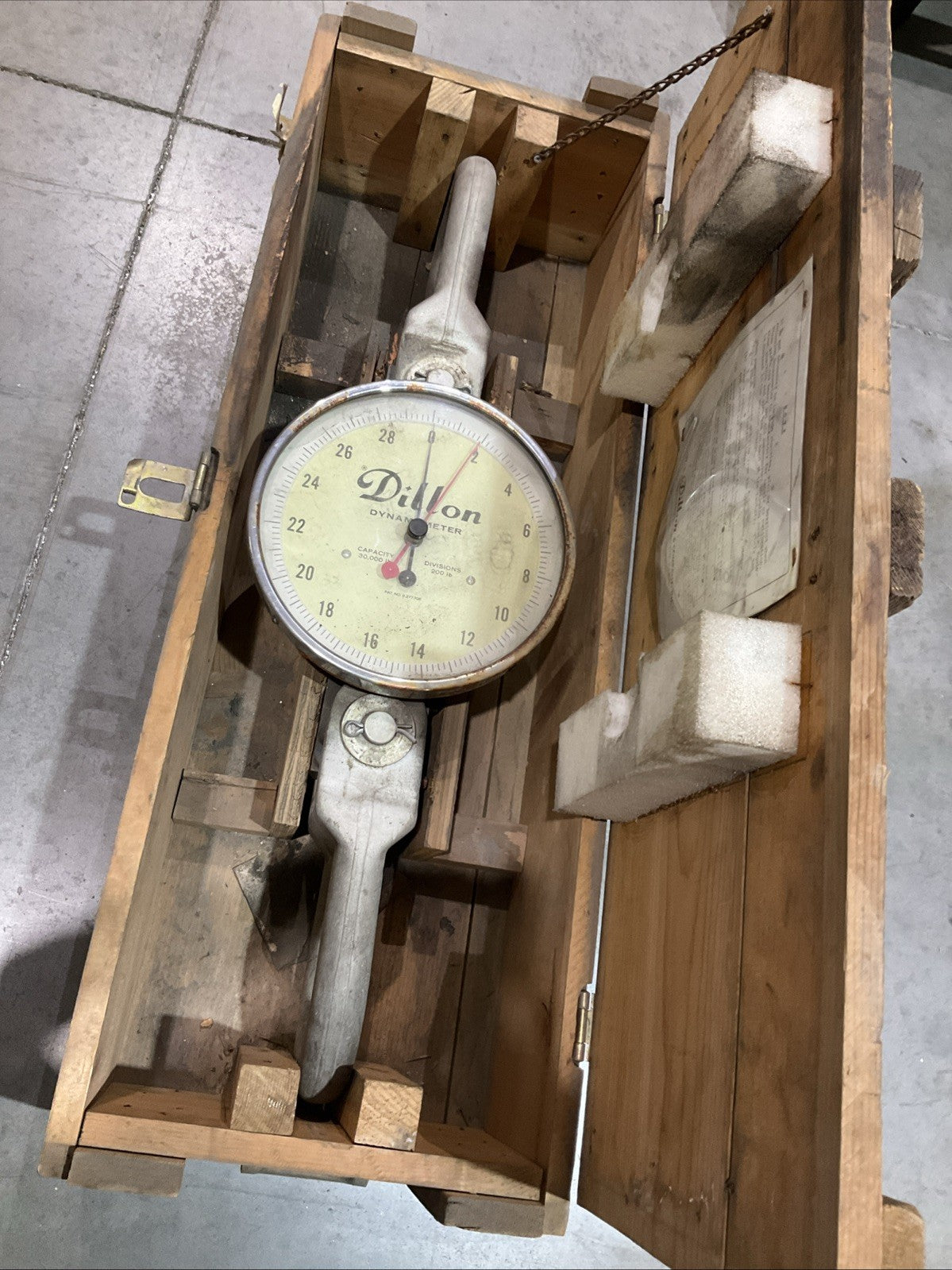 DILLON-DYNAMOMETER  3.277.705.  CAPACITY  30,000LB. DIVISIONS 200LB  R5T