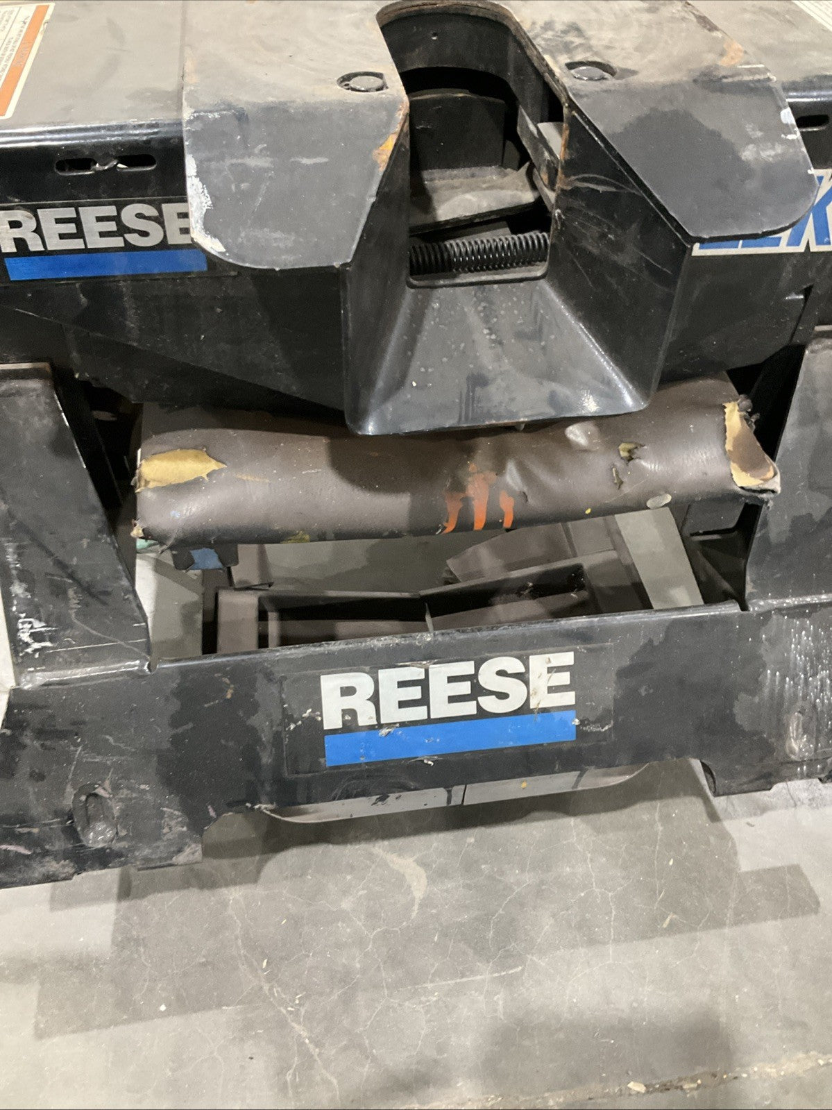 REESE  30033  FIFTH WHEEL  WITH  TRAILER HITCH  RECEIVER  22,000LB  CAPACITY