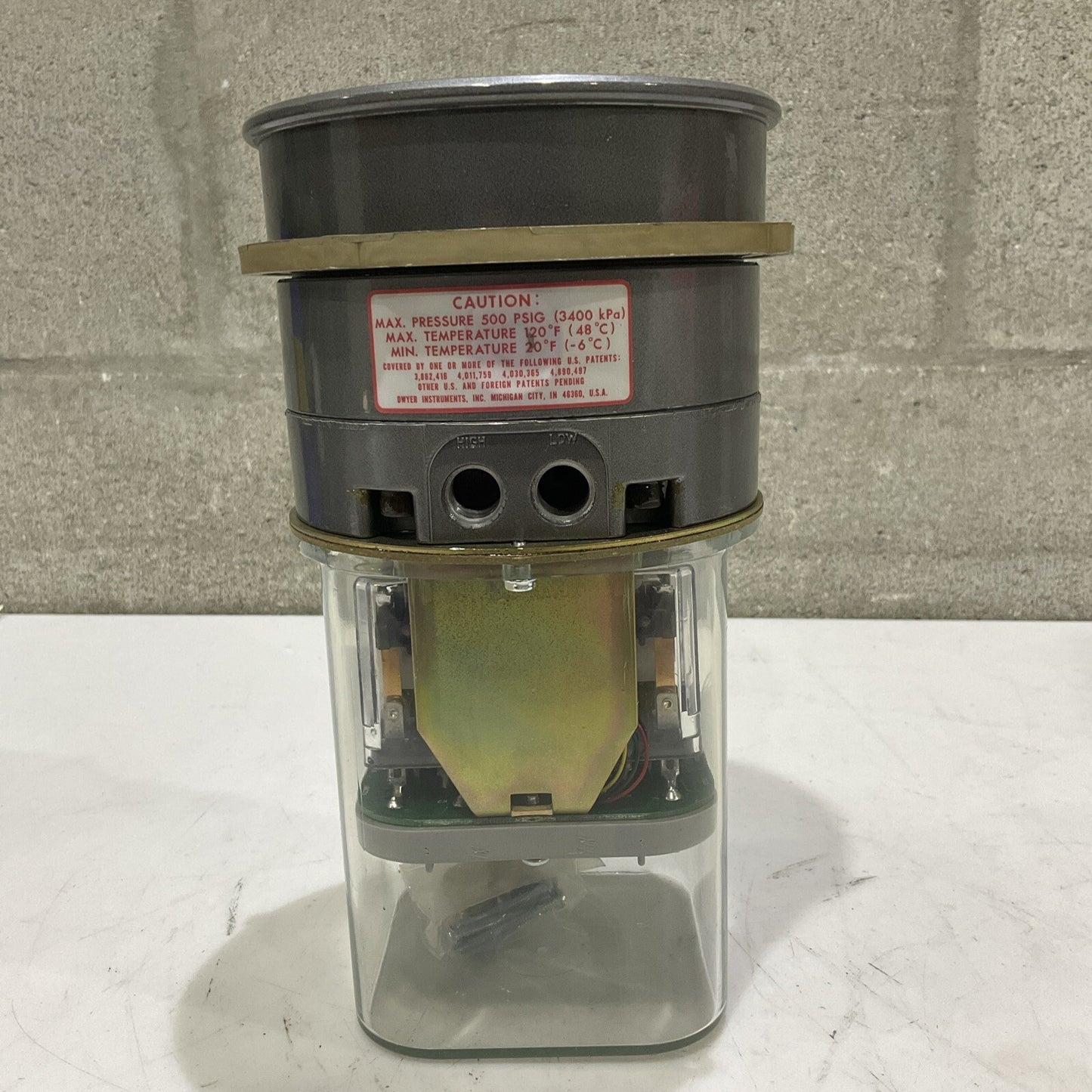 DWYER 43220 W03U CAPSU-PHOTOHELIC PRESSURE SWITCH/GAUGE 500 PSIG SERIES 43000 5W