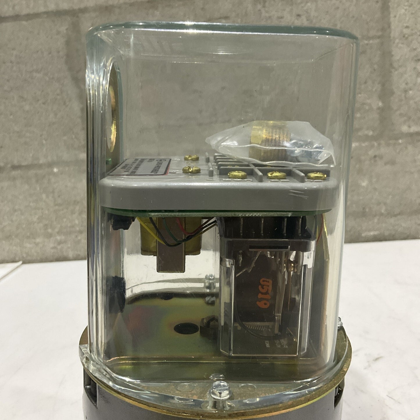 DWYER 43220 W03U CAPSU-PHOTOHELIC PRESSURE SWITCH/GAUGE 500 PSIG SERIES 43000 5W