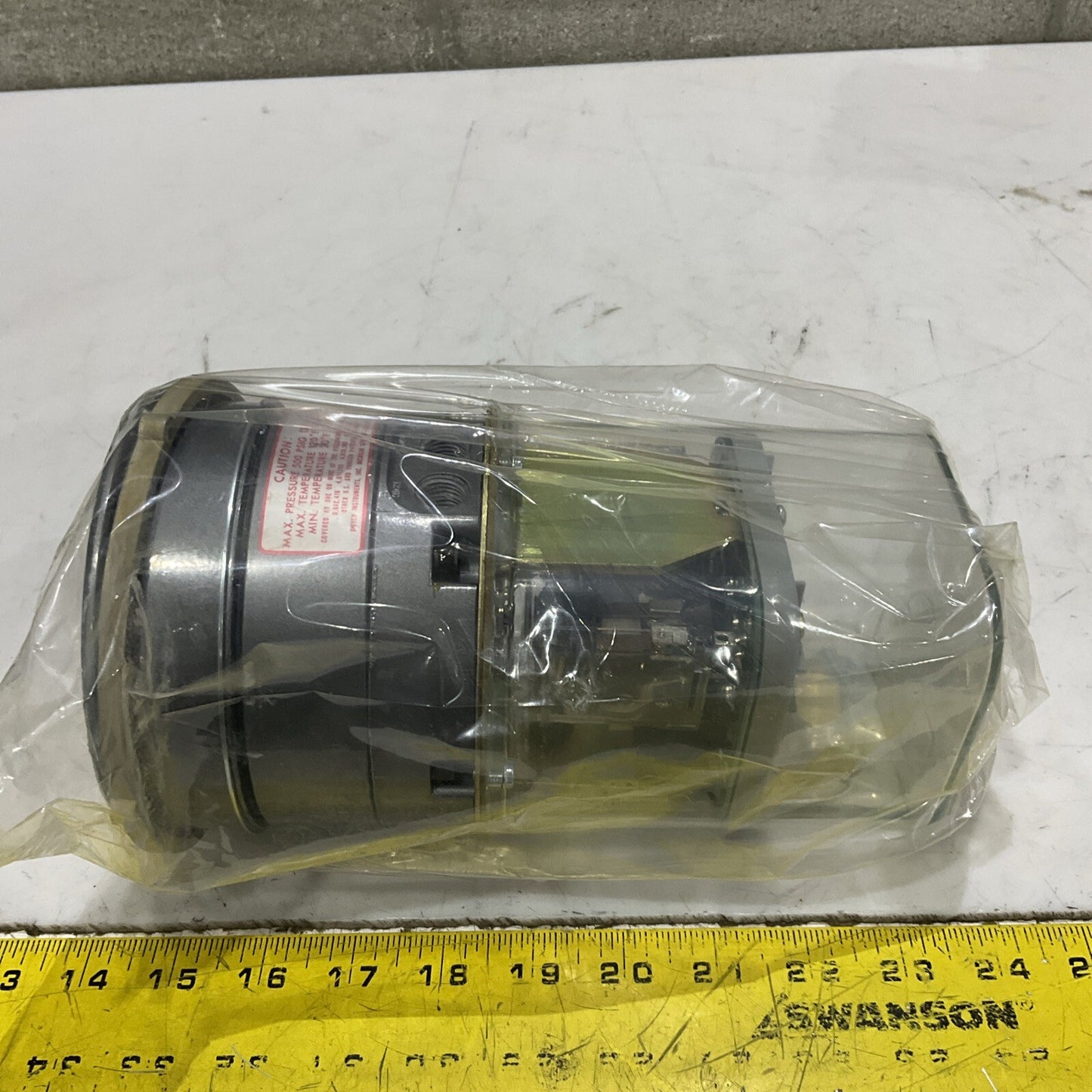 DWYER 43220 W03U CAPSU-PHOTOHELIC PRESSURE SWITCH/GAUGE 500 PSIG SERIES 43000 5W