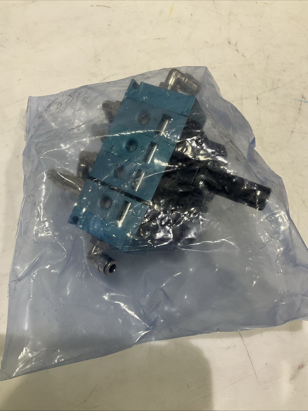 MAC  45A-LAC-DDAJ-1KG   4WAYS  2POSITION PNEUMATIC POPPET  SOLENOID  VALVE 24VDC