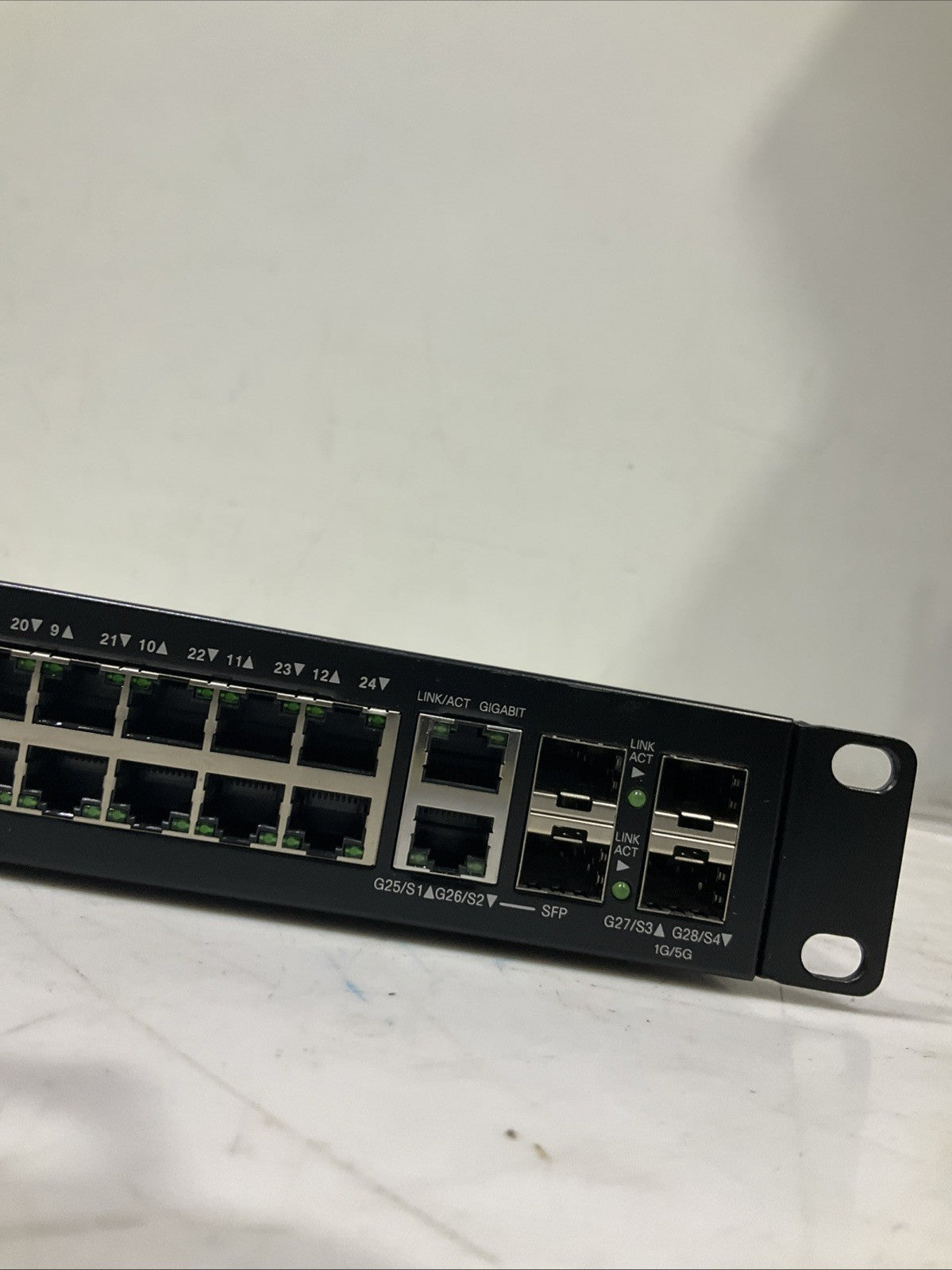CISCO  SG500-28   28-PORT GIGABIT  STACKABLE MANAGED  SWITCH  B9S