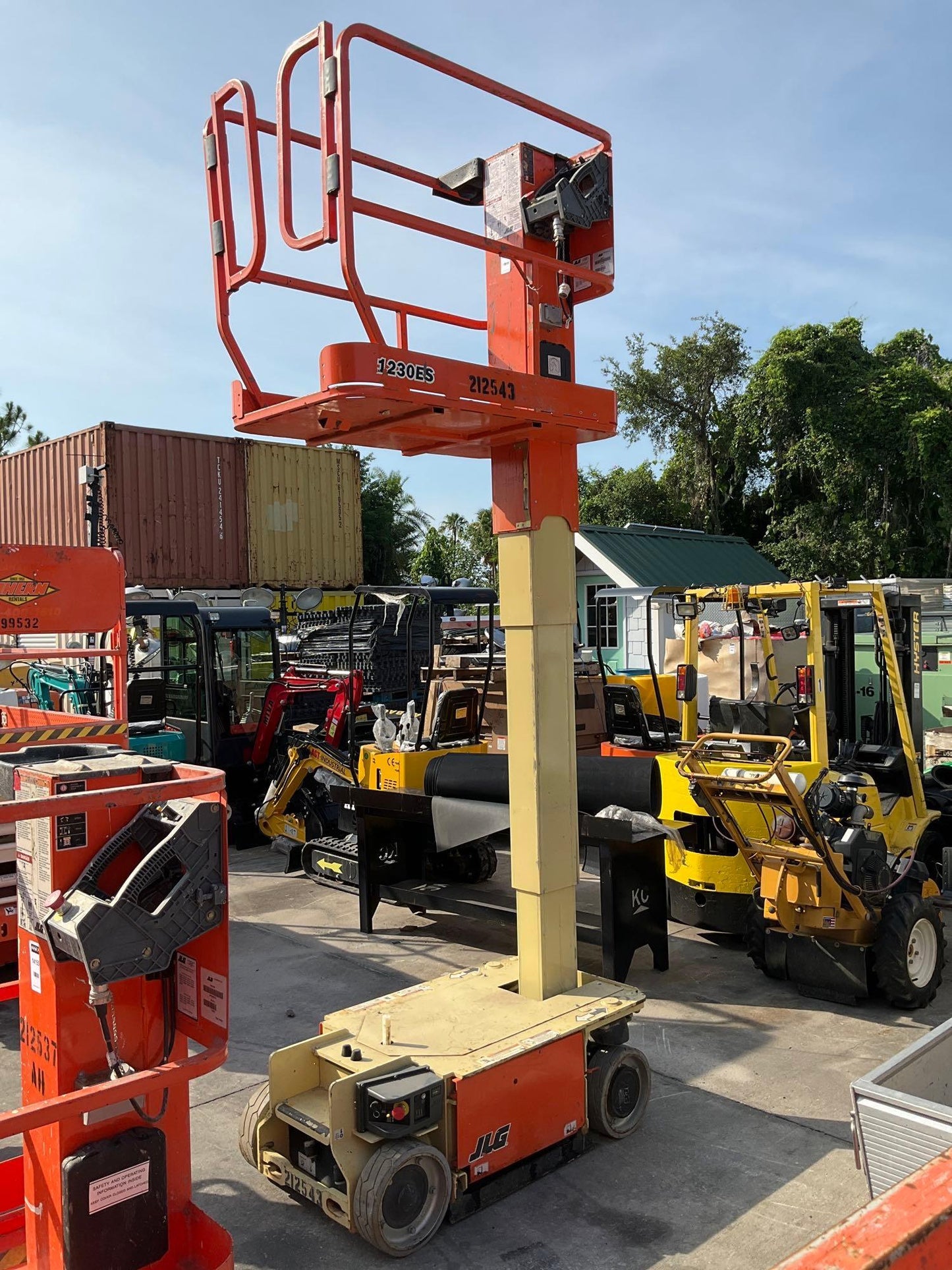 2018 JLG SCISSOR LIFT MODEL 1230ES, ELECTRIC, APPROX MAX PLATFORM HEIGHT 12FT, NON MARKING TIRES, BUILT IN BATTERY CHARGER, RUNS AND OPERATES