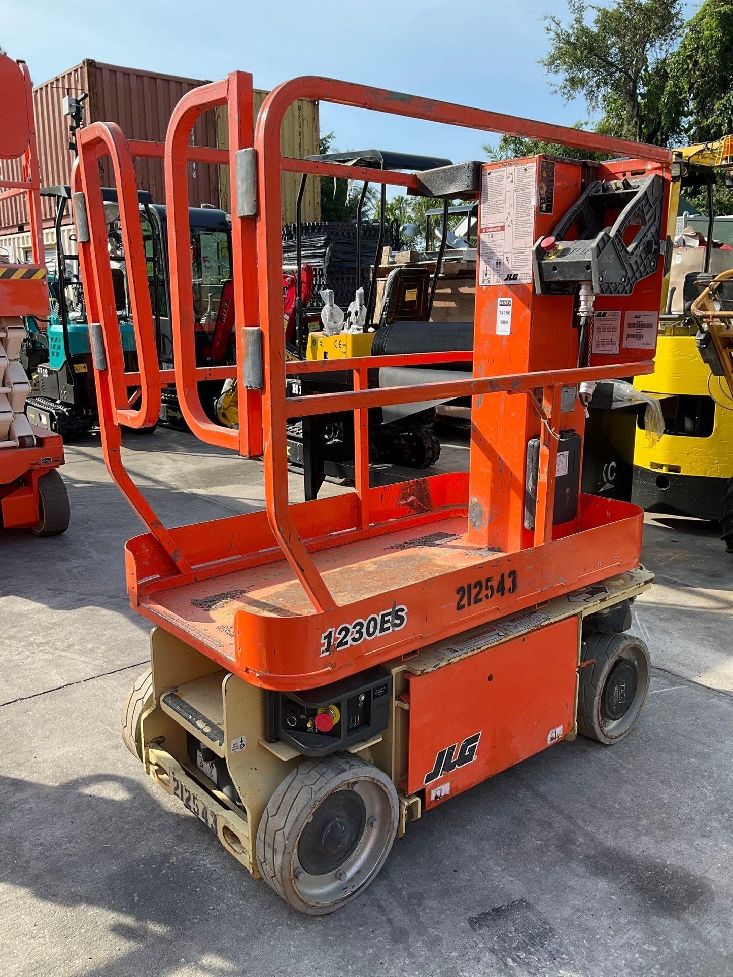 2018 JLG SCISSOR LIFT MODEL 1230ES, ELECTRIC, APPROX MAX PLATFORM HEIGHT 12FT, NON MARKING TIRES, BUILT IN BATTERY CHARGER, RUNS AND OPERATES