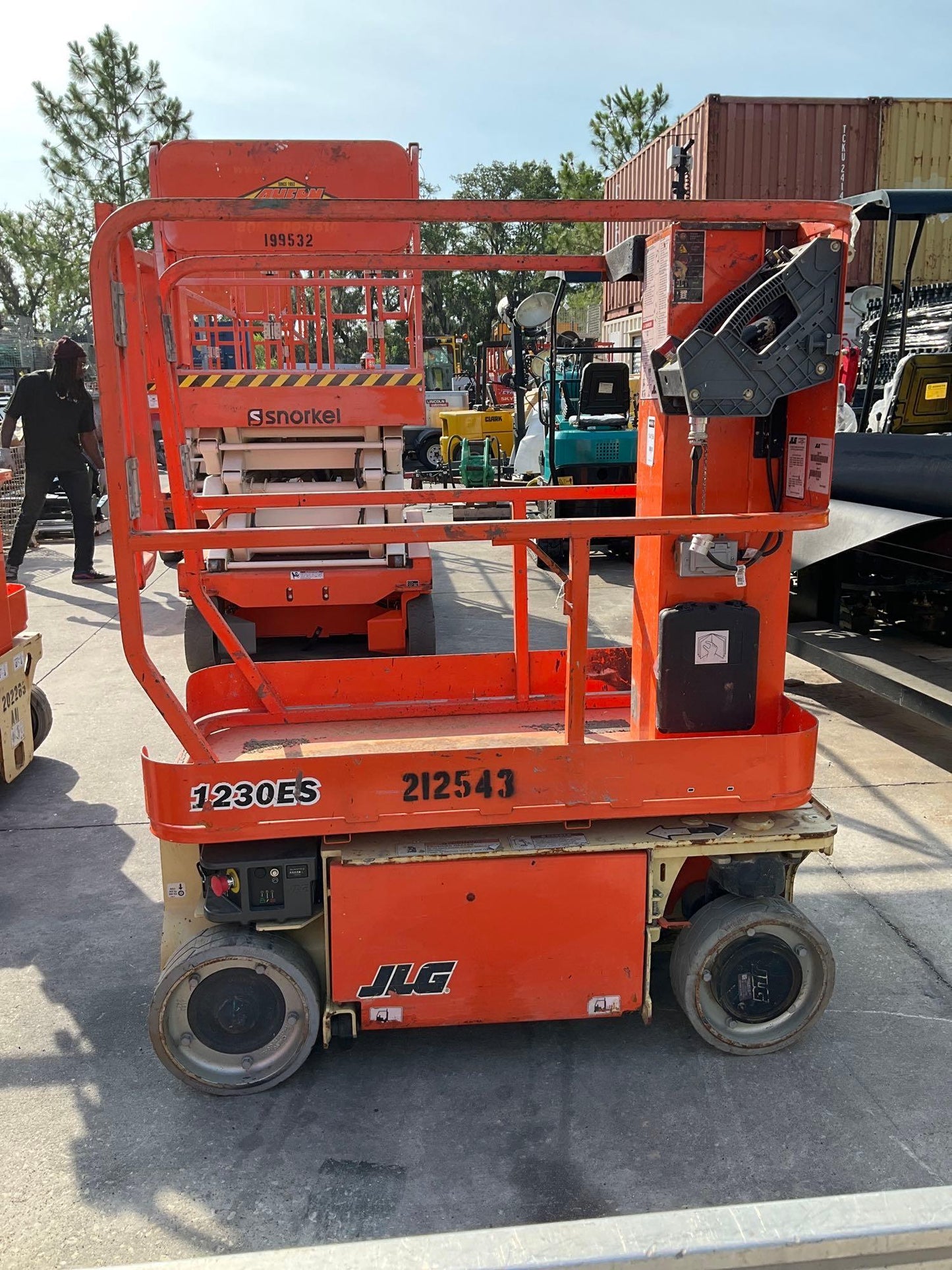 2018 JLG SCISSOR LIFT MODEL 1230ES, ELECTRIC, APPROX MAX PLATFORM HEIGHT 12FT, NON MARKING TIRES, BUILT IN BATTERY CHARGER, RUNS AND OPERATES