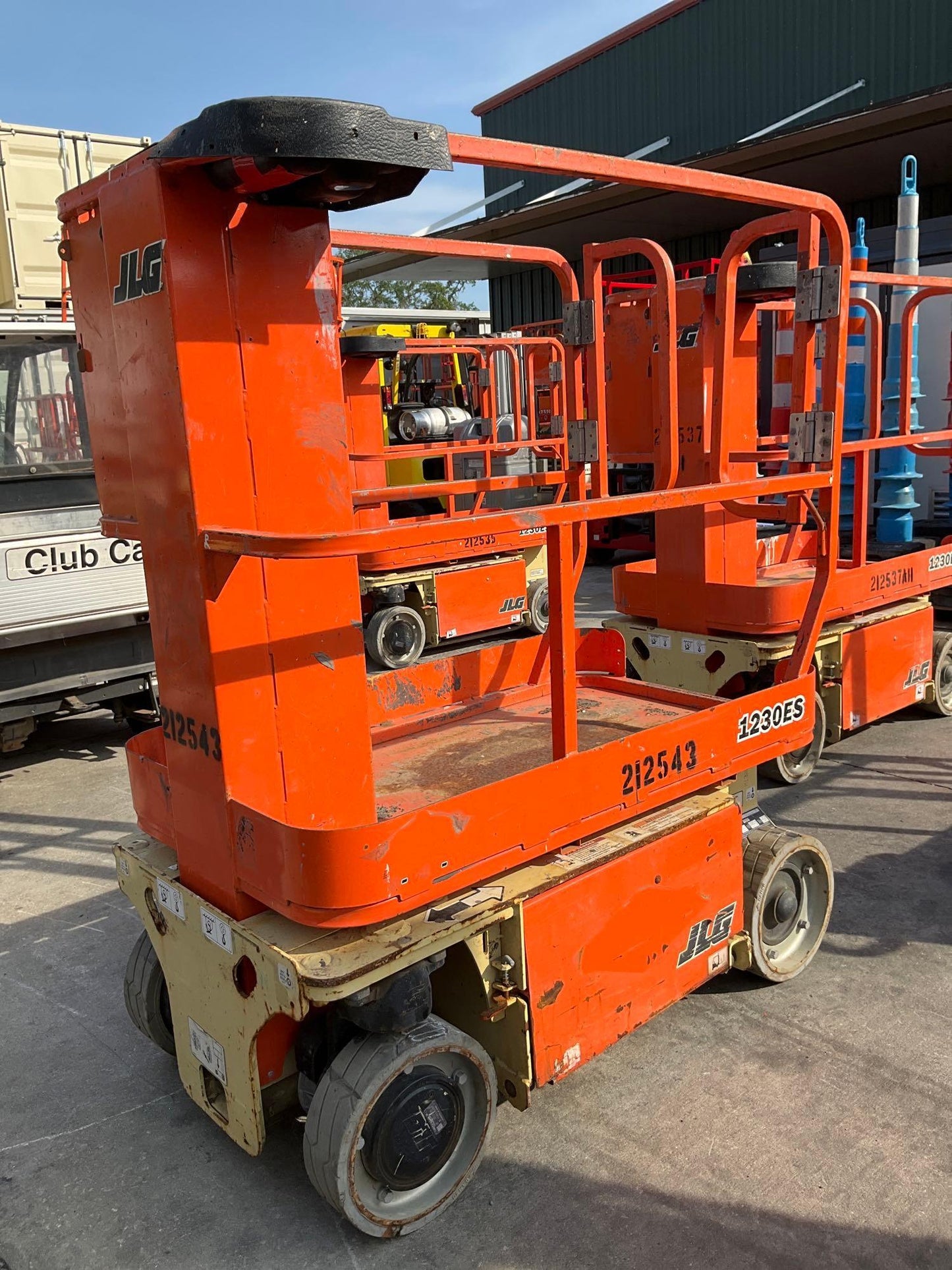 2018 JLG SCISSOR LIFT MODEL 1230ES, ELECTRIC, APPROX MAX PLATFORM HEIGHT 12FT, NON MARKING TIRES, BUILT IN BATTERY CHARGER, RUNS AND OPERATES