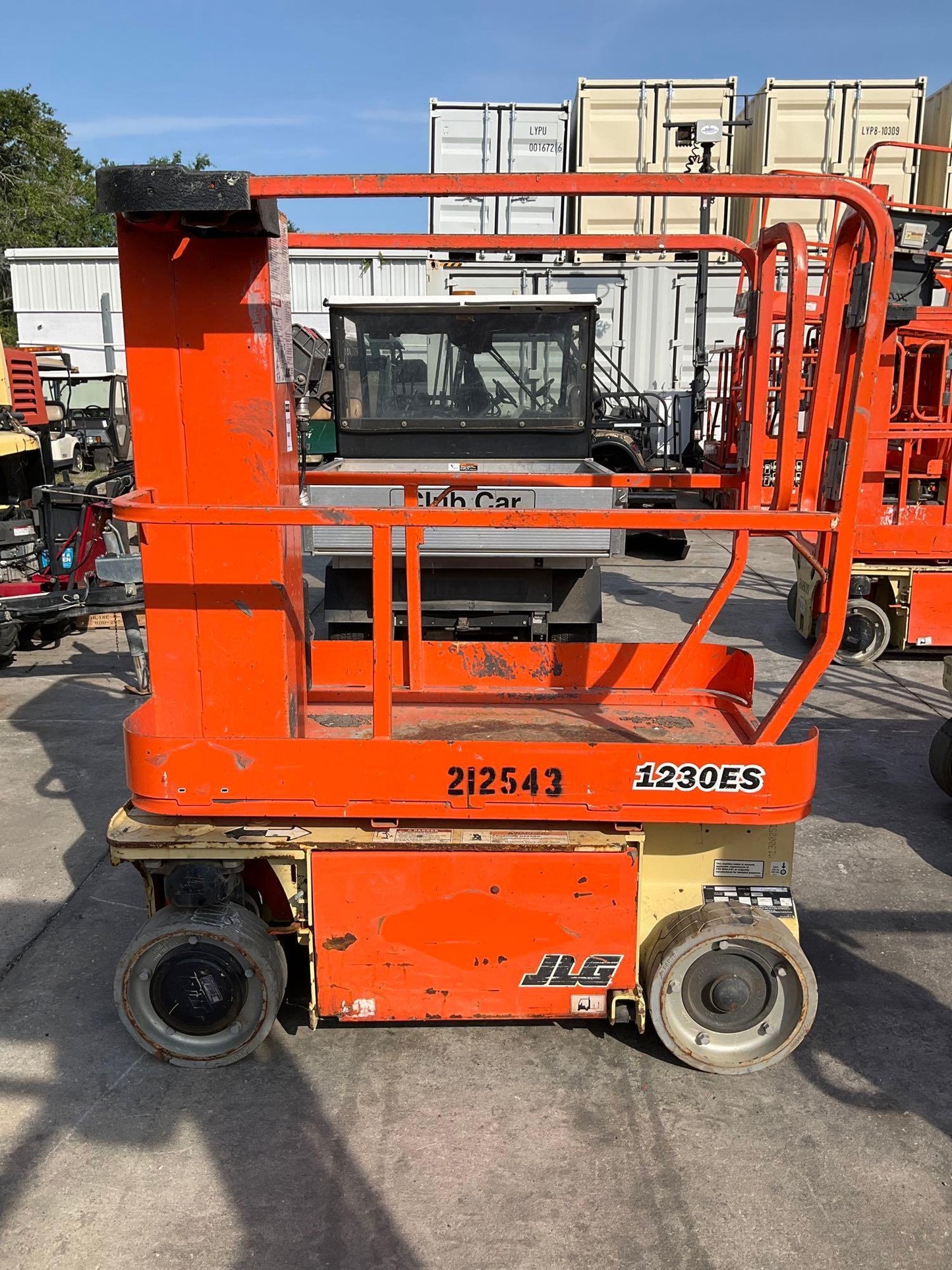 2018 JLG SCISSOR LIFT MODEL 1230ES, ELECTRIC, APPROX MAX PLATFORM HEIGHT 12FT, NON MARKING TIRES, BUILT IN BATTERY CHARGER, RUNS AND OPERATES