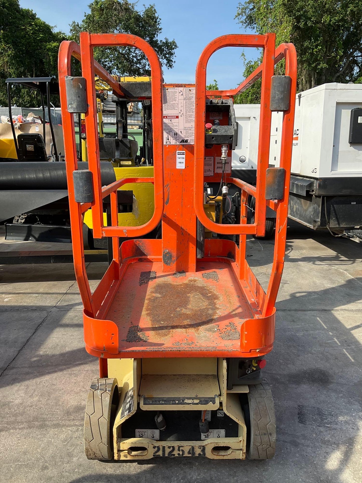 2018 JLG SCISSOR LIFT MODEL 1230ES, ELECTRIC, APPROX MAX PLATFORM HEIGHT 12FT, NON MARKING TIRES, BUILT IN BATTERY CHARGER, RUNS AND OPERATES