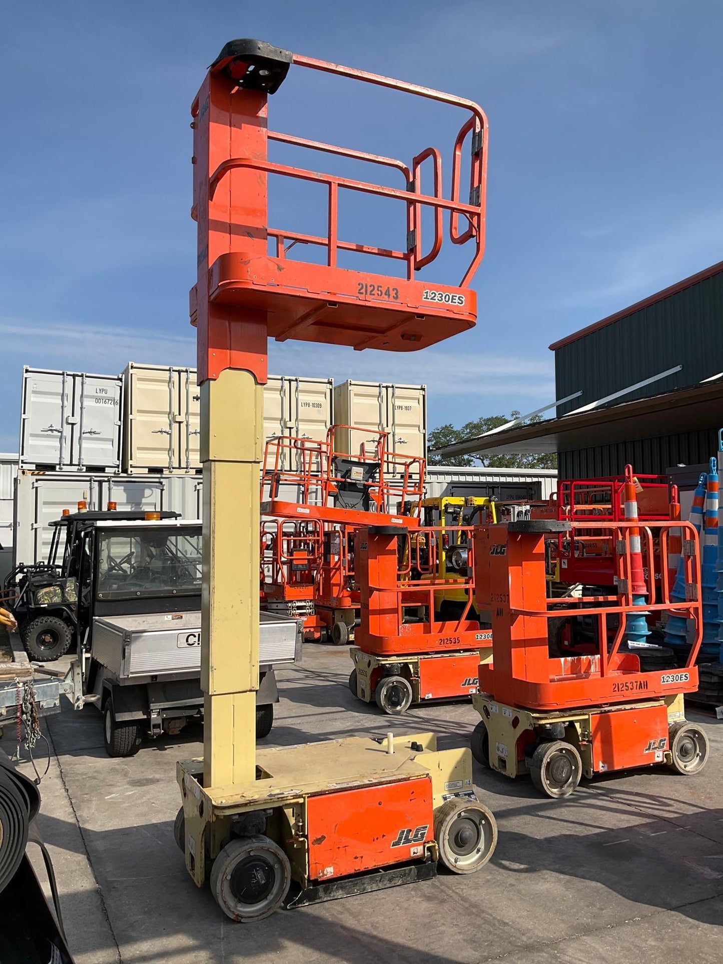 2018 JLG SCISSOR LIFT MODEL 1230ES, ELECTRIC, APPROX MAX PLATFORM HEIGHT 12FT, NON MARKING TIRES, BUILT IN BATTERY CHARGER, RUNS AND OPERATES