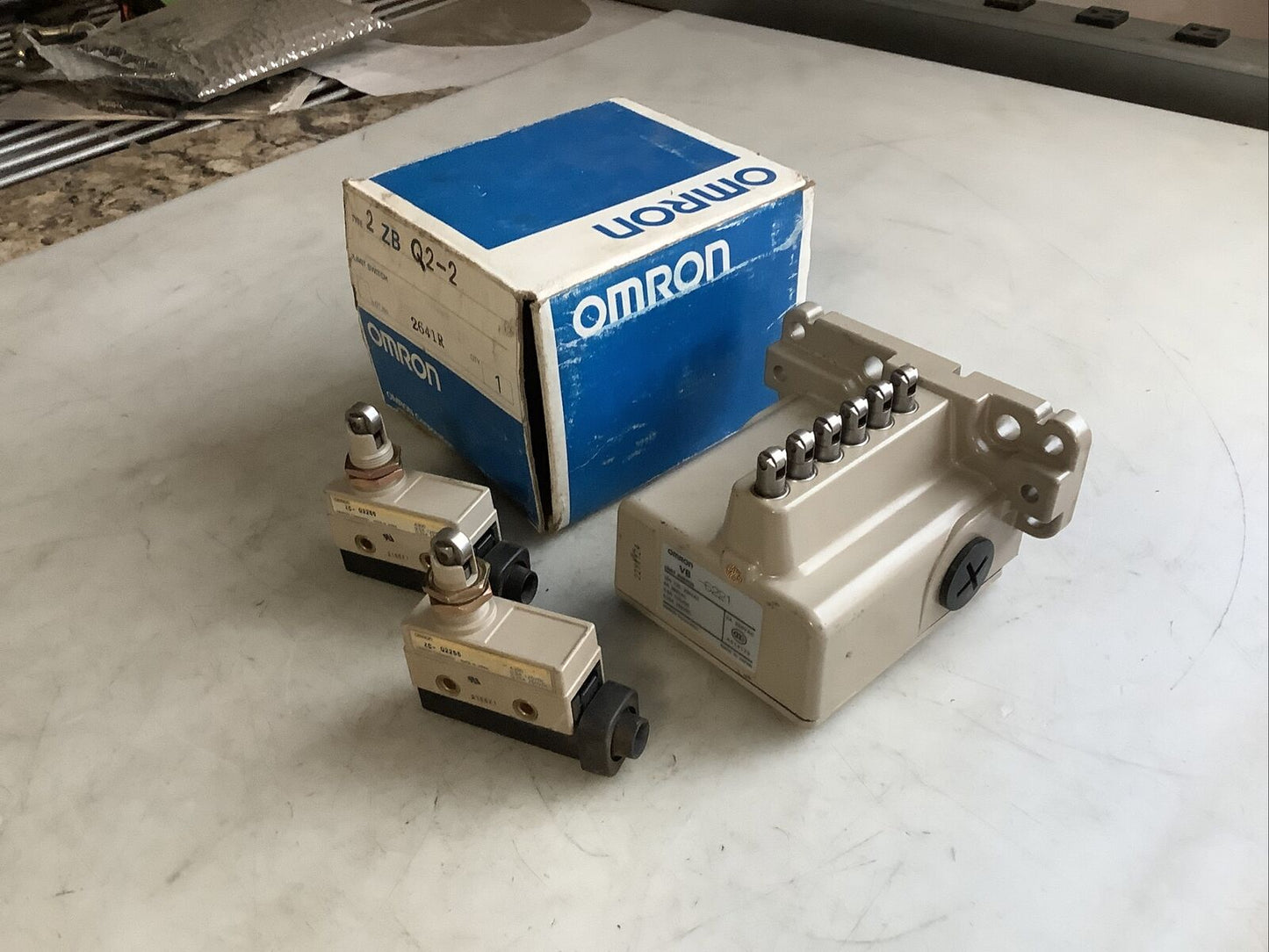 OMRON 2ZBQ2-2 VB-6221 LIMIT SWITCH 10A 250VAC W/ OMRON ZC-Q2255 LIMIT SWITCHES