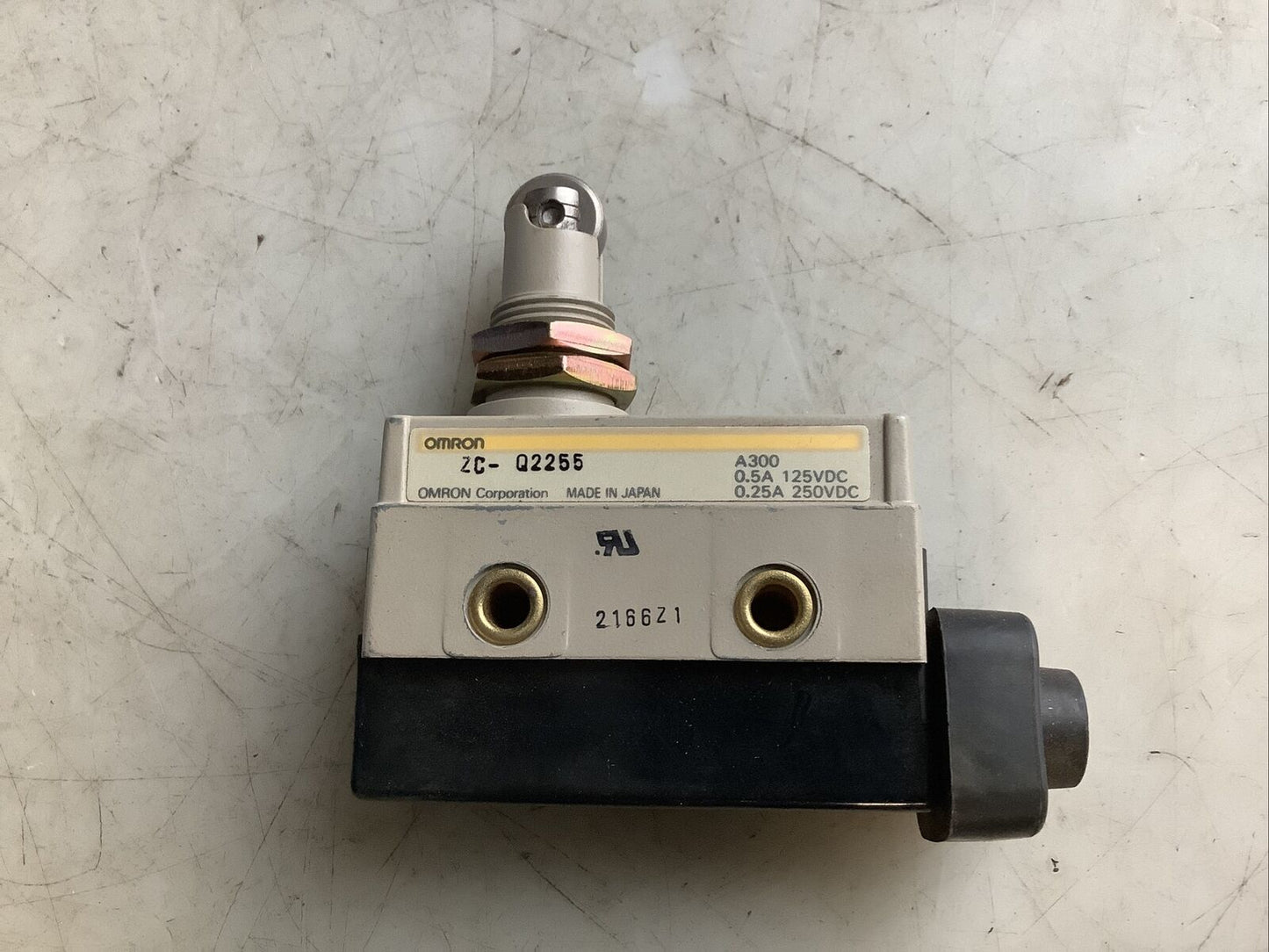 OMRON 2ZBQ2-2 VB-6221 LIMIT SWITCH 10A 250VAC W/ OMRON ZC-Q2255 LIMIT SWITCHES