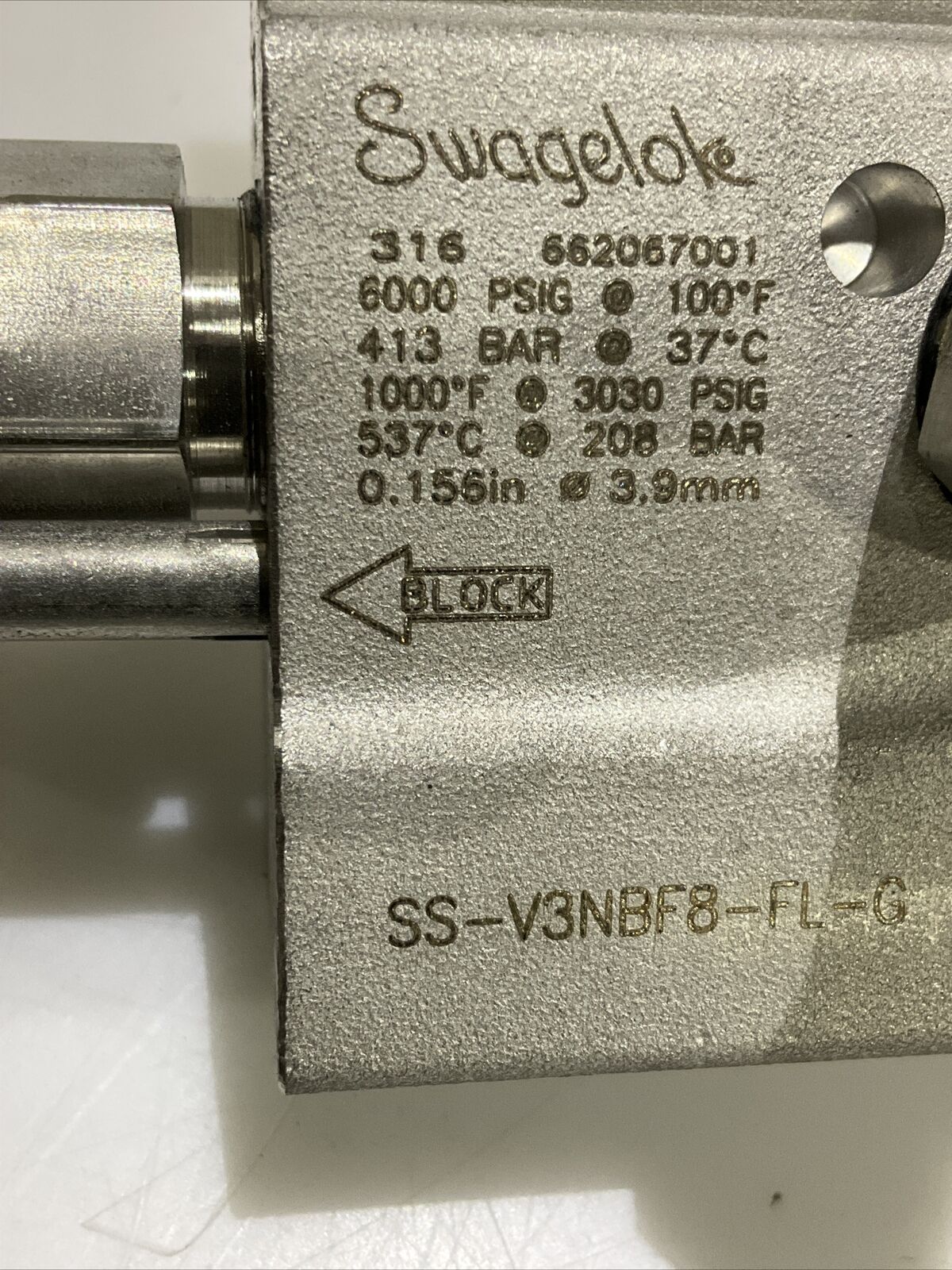 SWAGELOK SS-V3NBF8-FL-G SS 3-WAY INSTRUMENT MANIFOLD VALVE  6000 PSIG 476