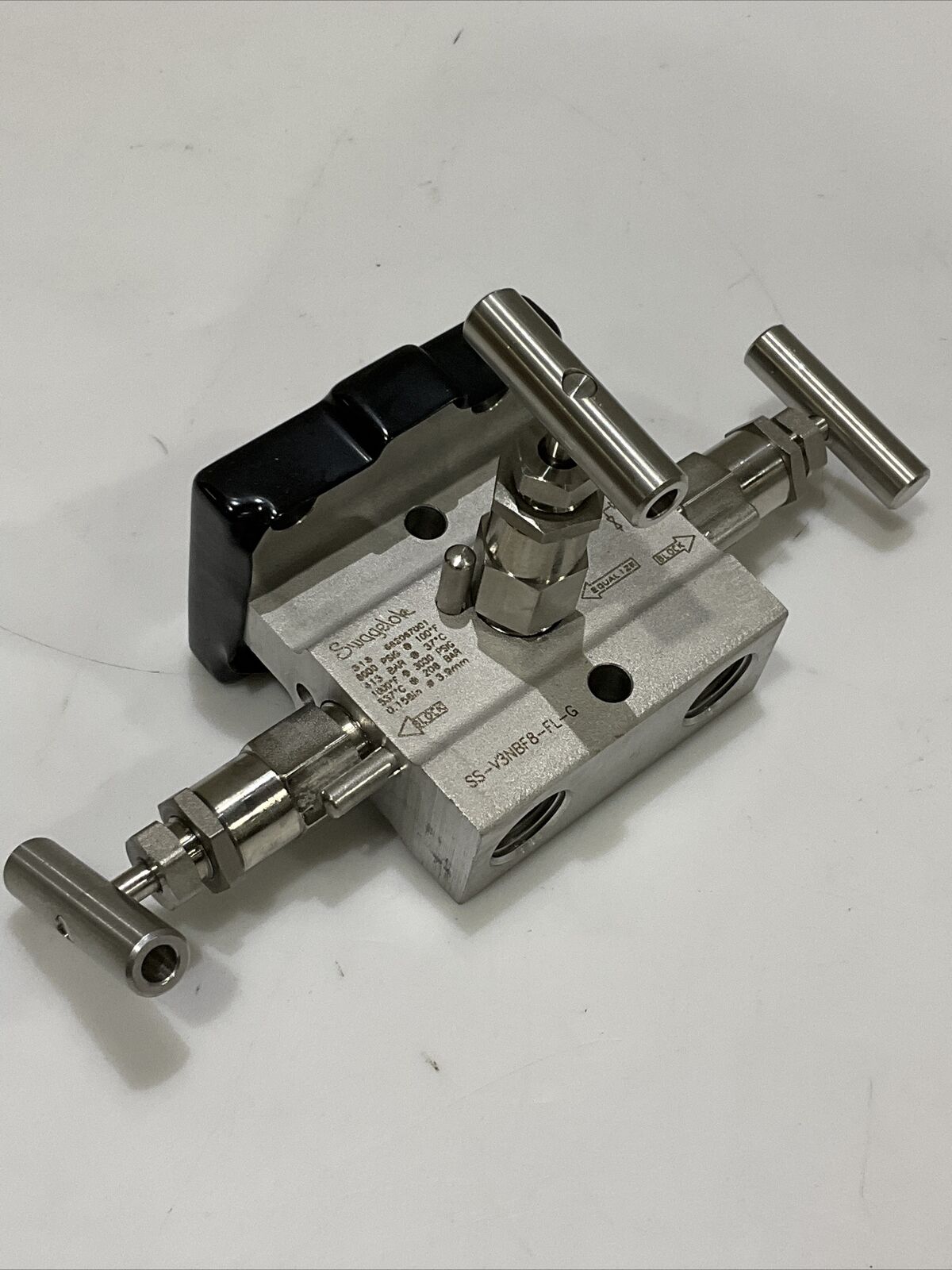 SWAGELOK SS-V3NBF8-FL-G SS 3-WAY INSTRUMENT MANIFOLD VALVE 6000 PSIG 476