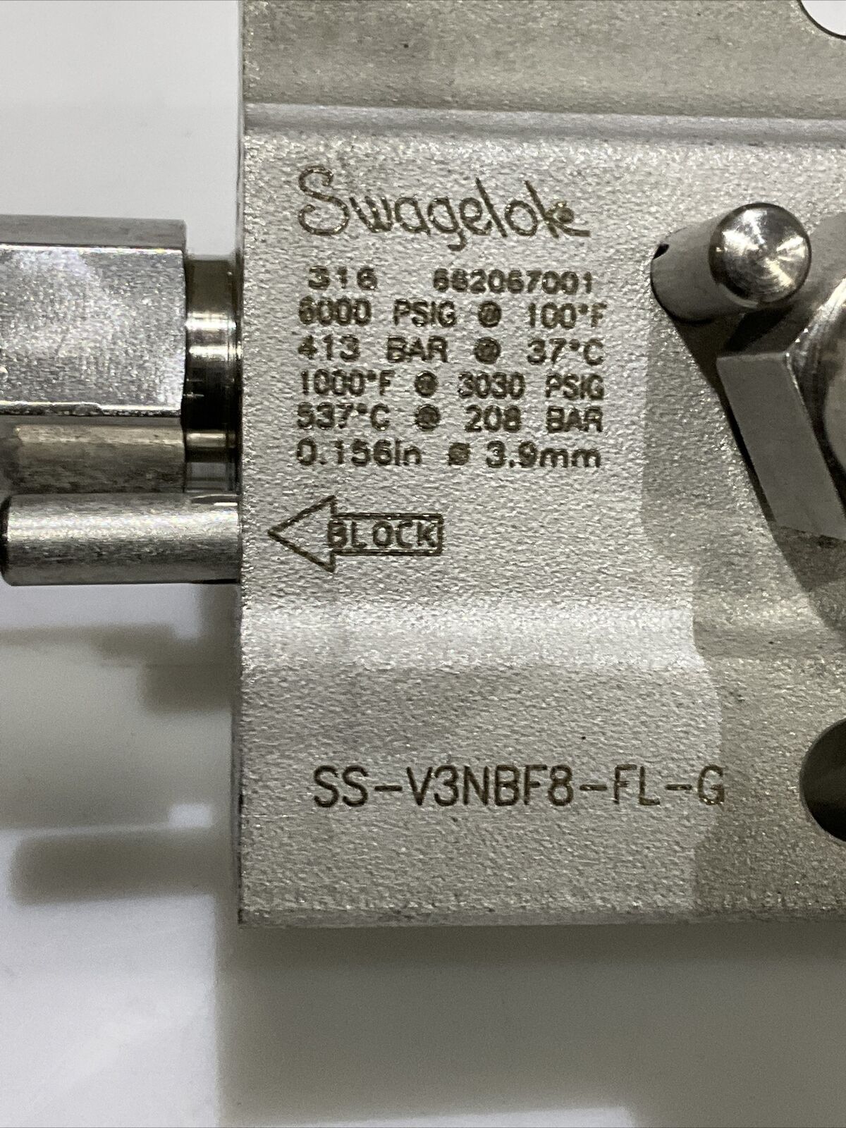 SWAGELOK SS-V3NBF8-FL-G SS 3-WAY INSTRUMENT MANIFOLD VALVE 6000 PSIG 476