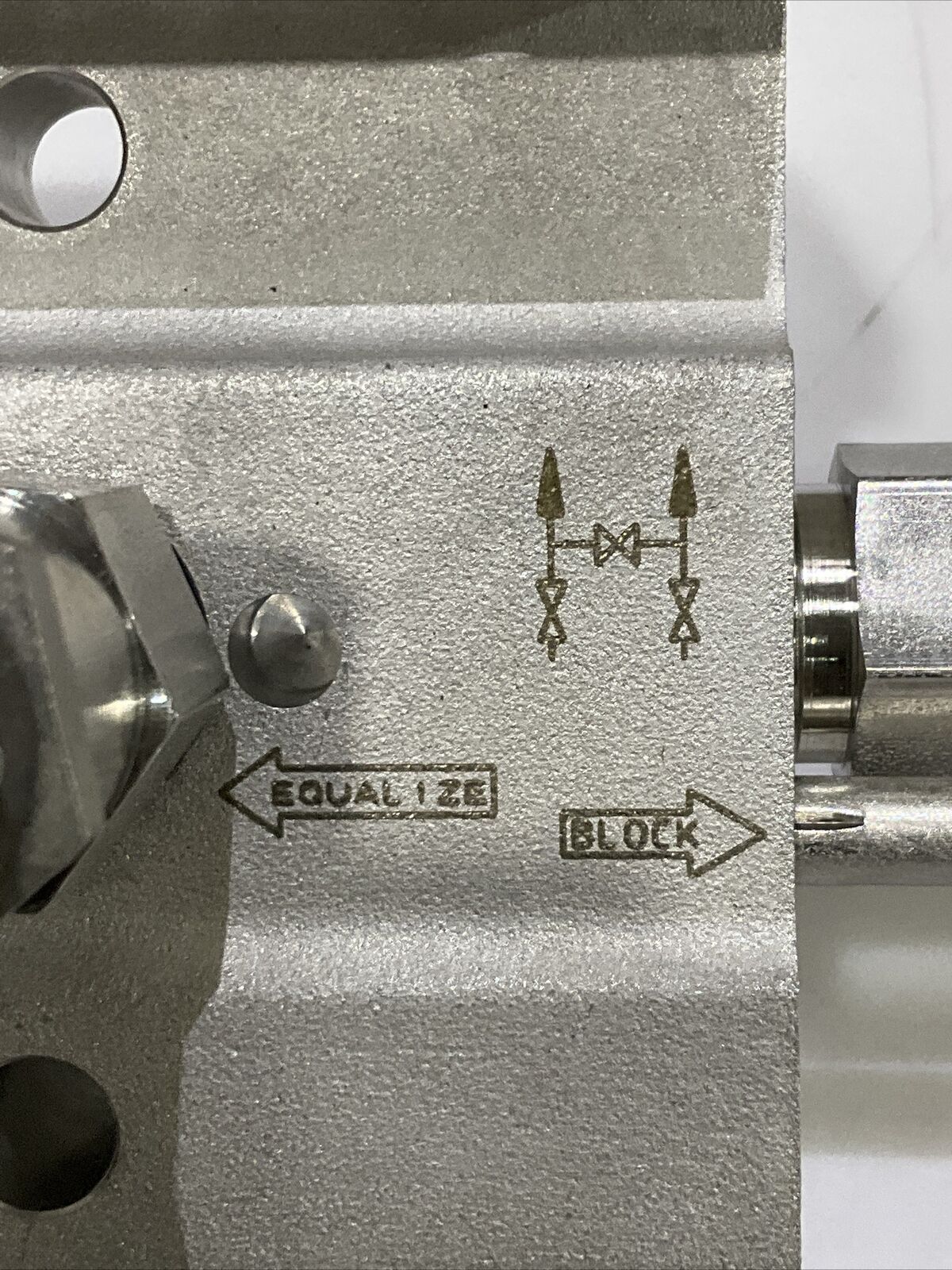 SWAGELOK SS-V3NBF8-FL-G SS 3-WAY INSTRUMENT MANIFOLD VALVE 6000 PSIG 476