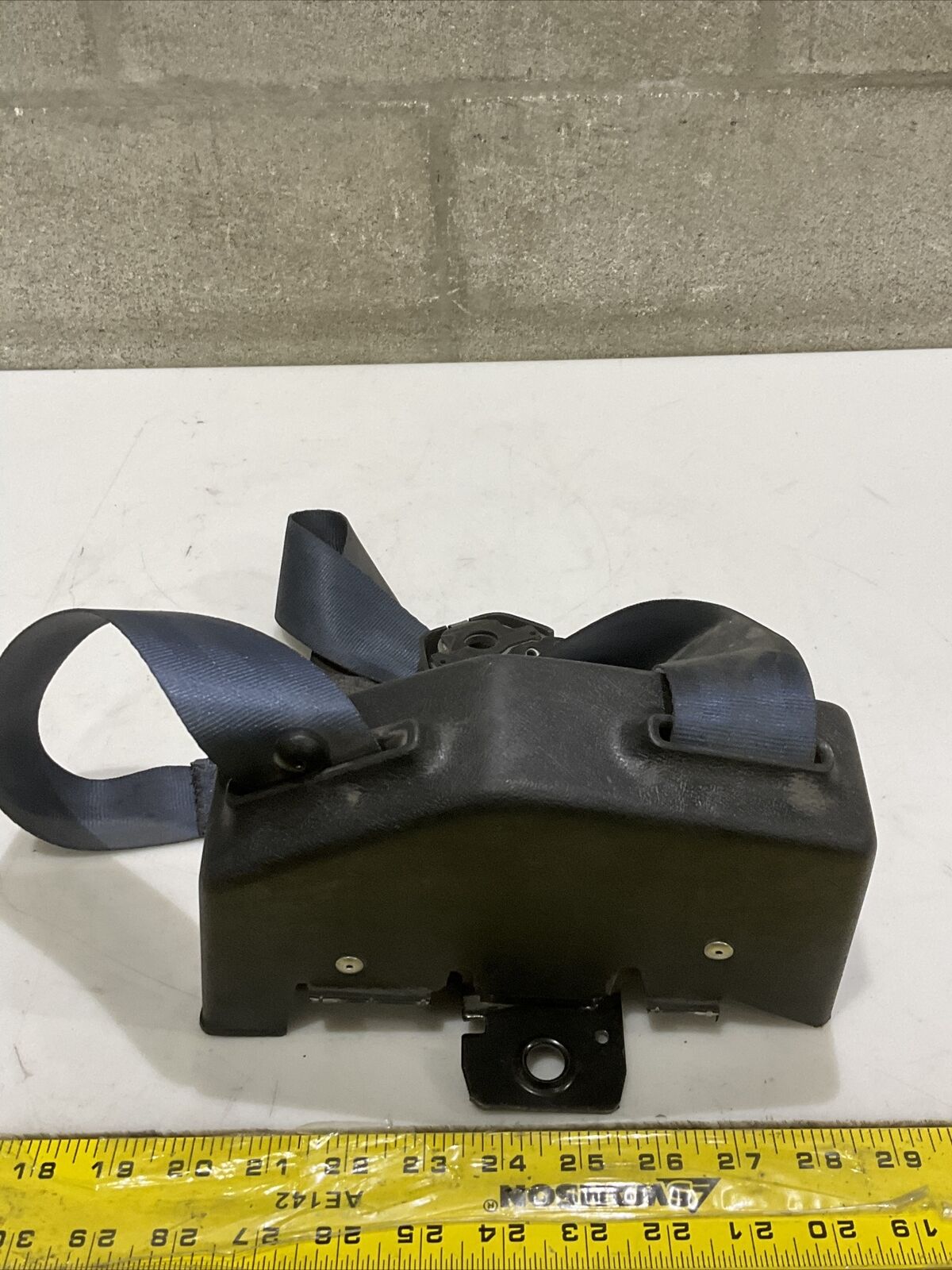 E10040 RH SEATBELT RETRACTOR DRIVER STANARD CAB 476