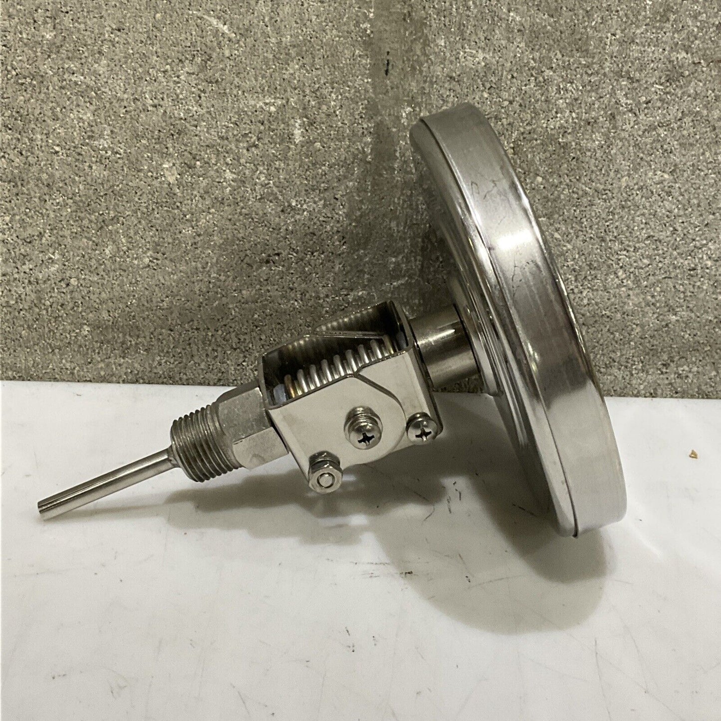 REOTEMP J BIMETAL THERMOMETER 2.5” STEM 5” ADJ RESET 50-300 F 1/2” NPT 373